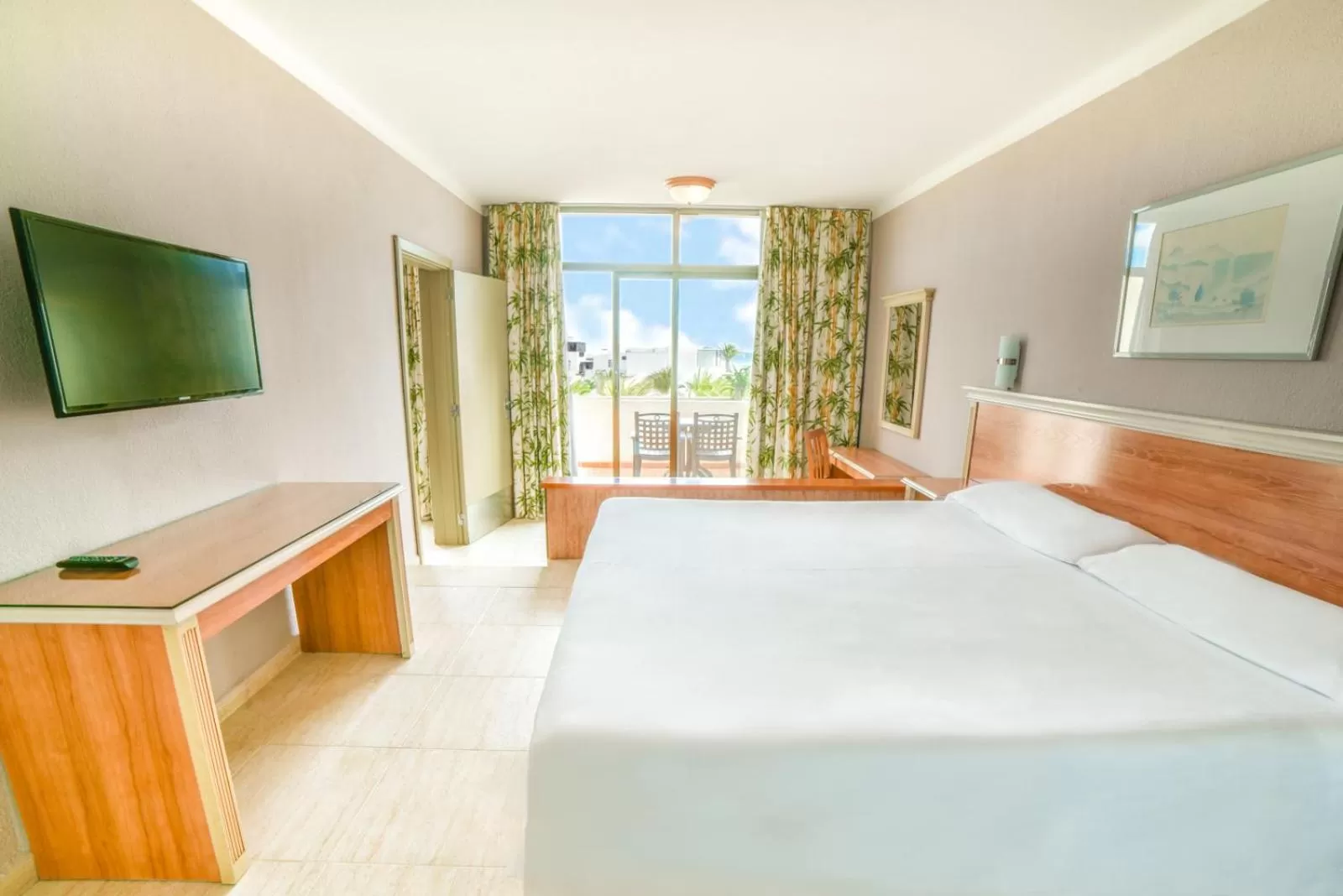 Bed in Hotel Beatriz Playa & Spa