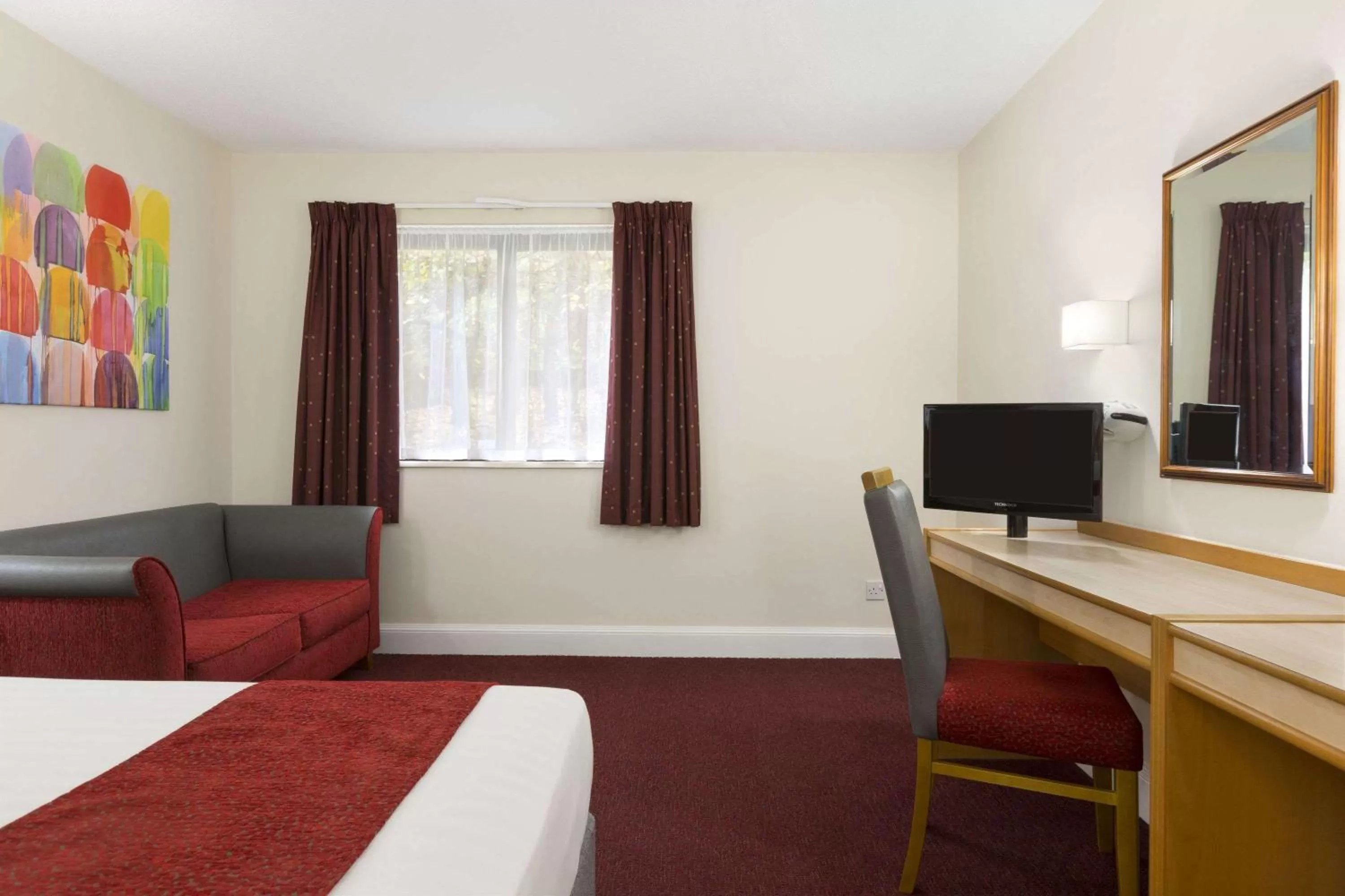 Photo of the whole room, Bed in Days Inn Maidstone