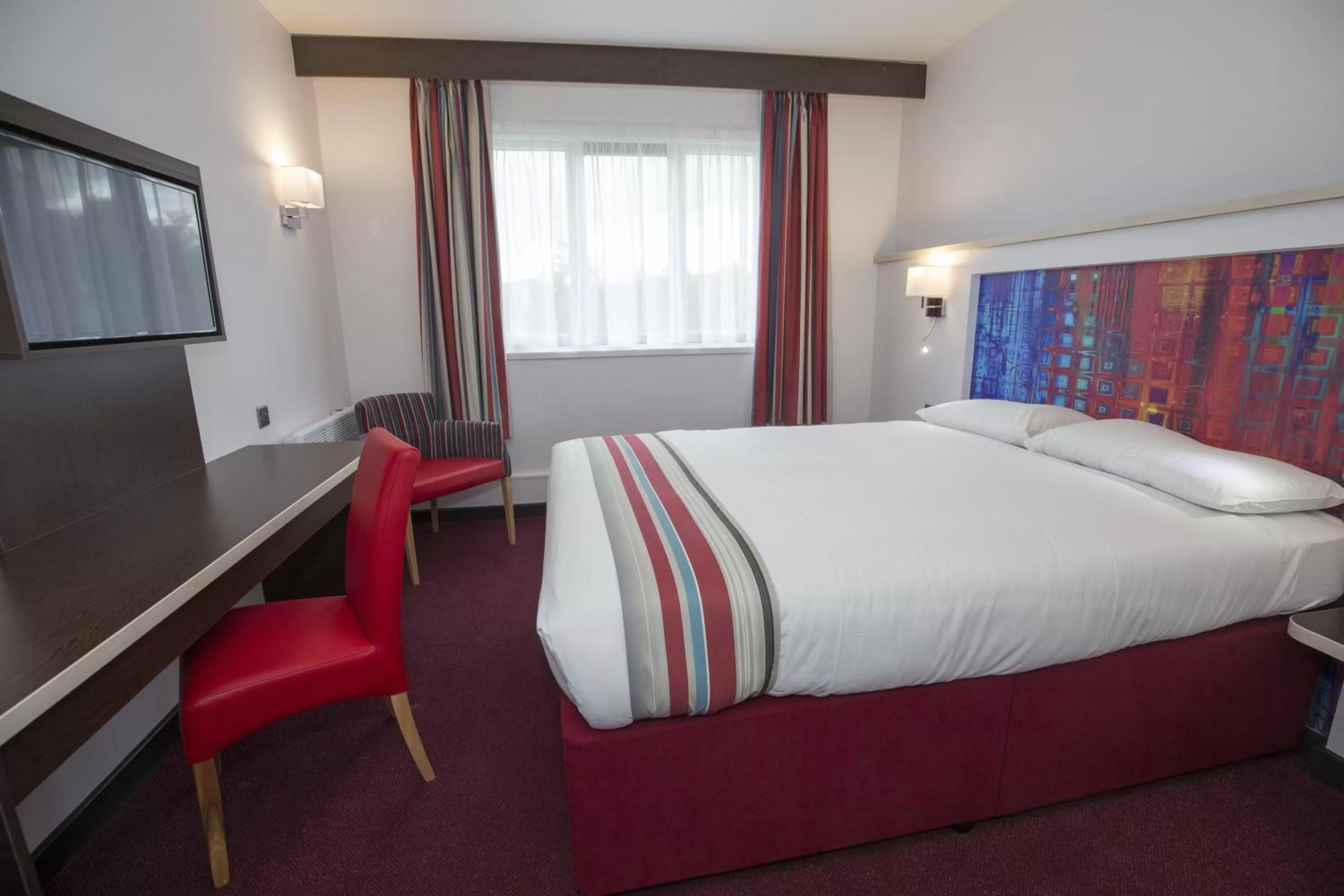 Photo of the whole room, Bed in Ramada Milton Keynes