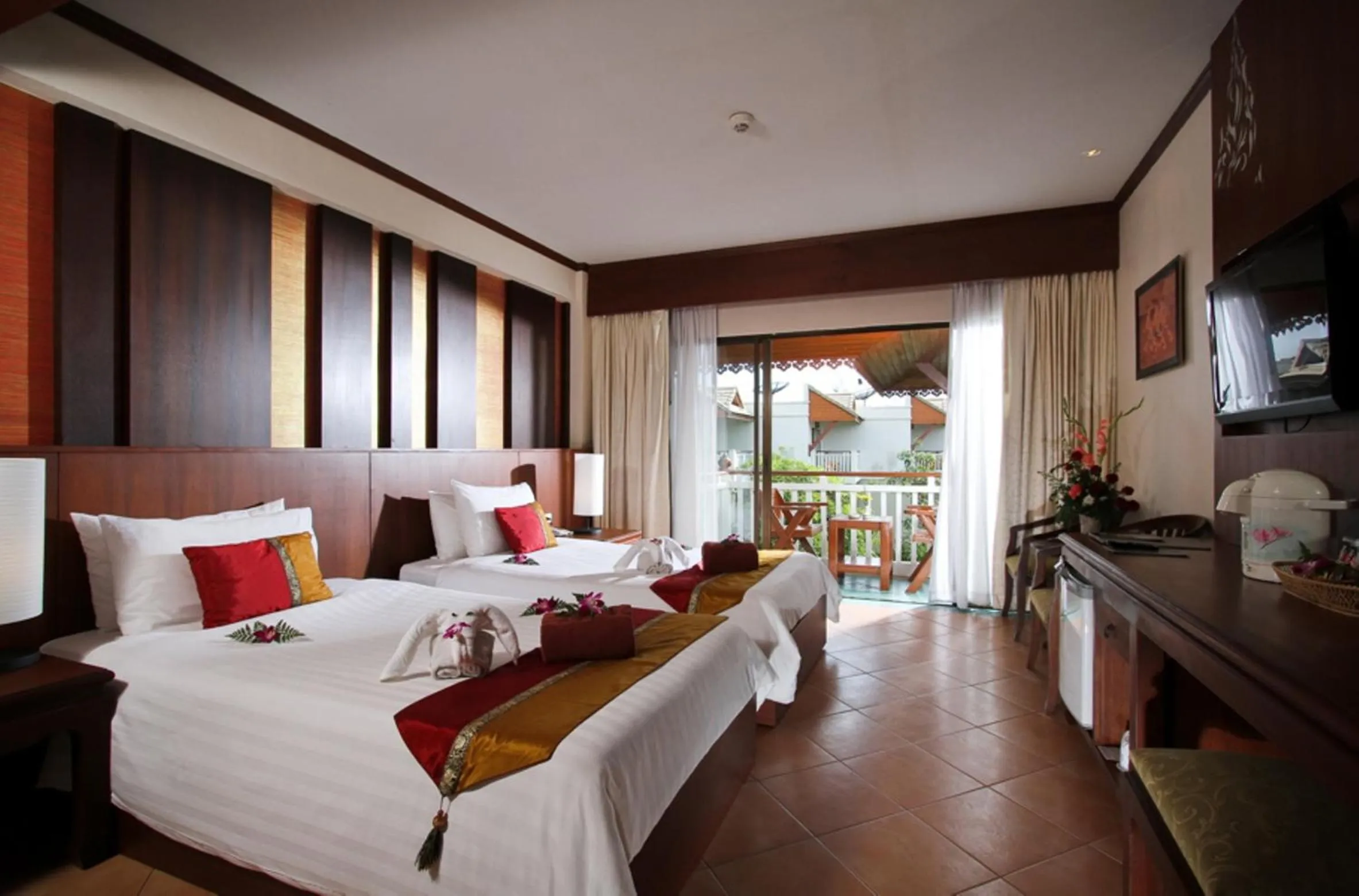 Photo of the whole room, Bed in Baan Karonburi Resort