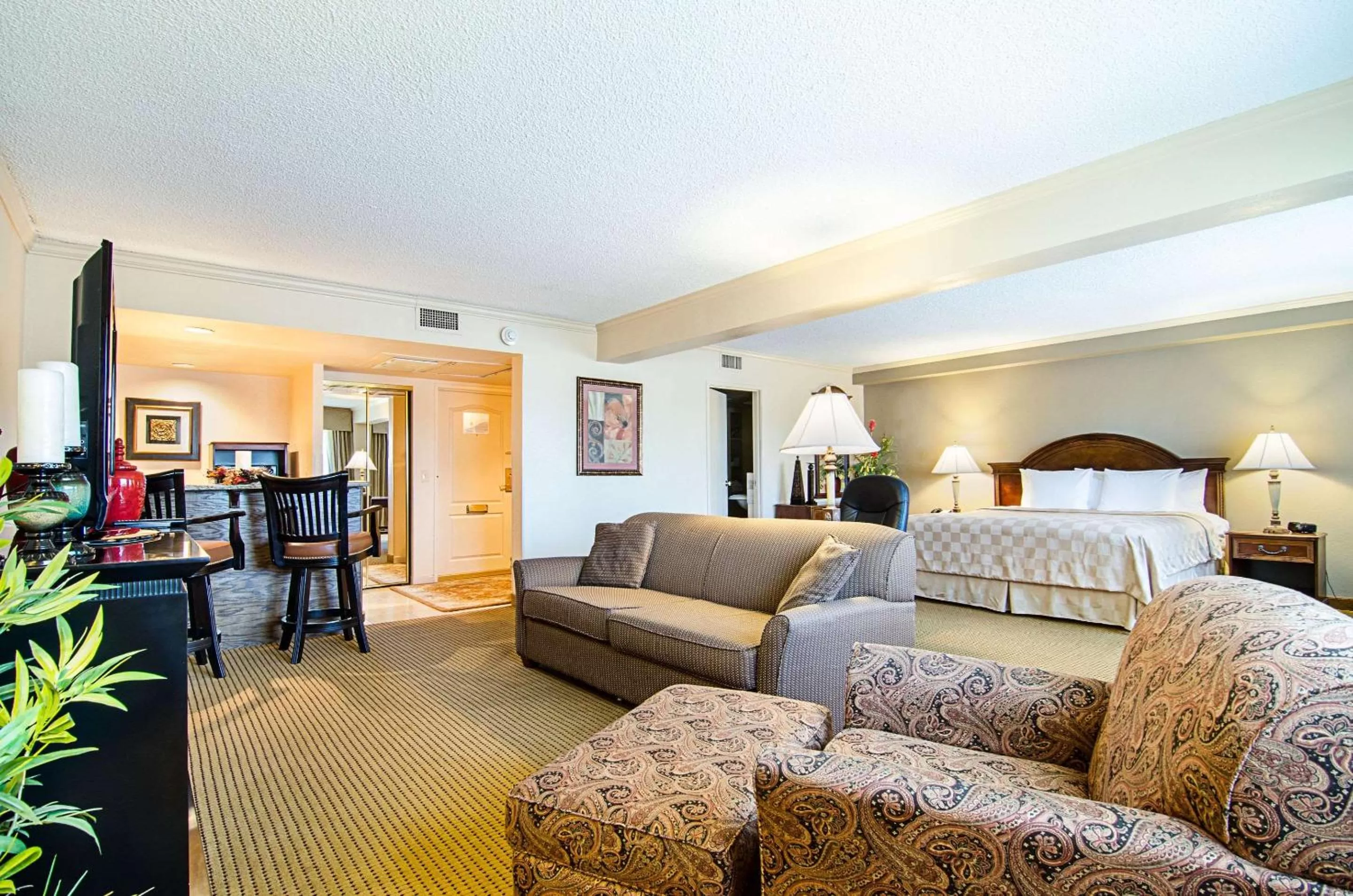 Bedroom, Bed in Clarion Inn Garden City