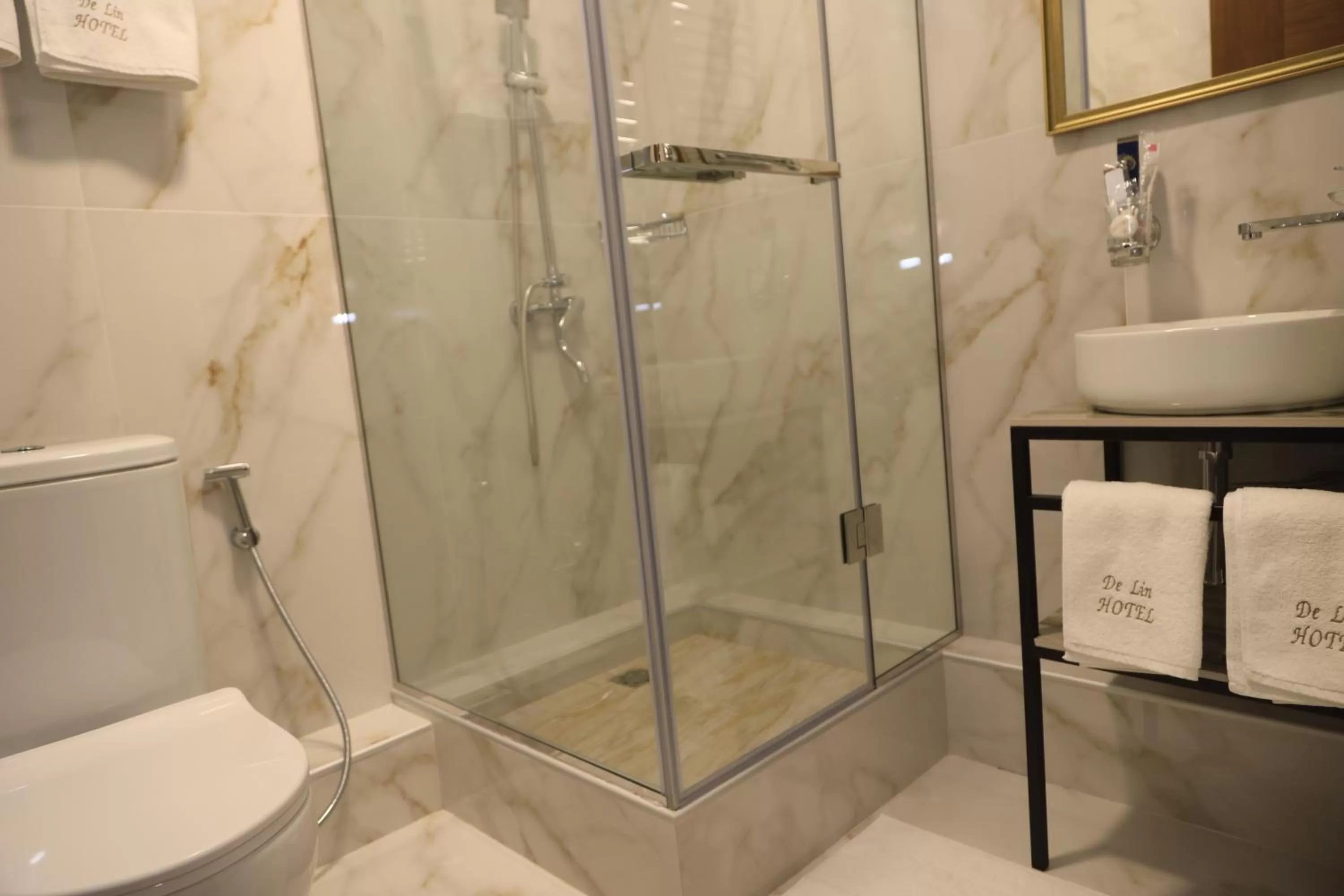 Shower in DeLin Hotel And Tours