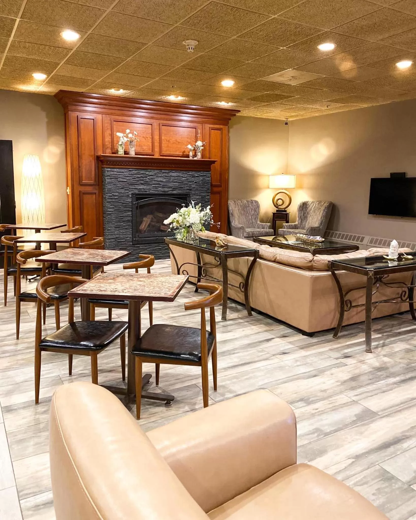 Communal lounge/ TV room in Centerstone Plaza Hotel Soldiers Field - Mayo Clinic Area