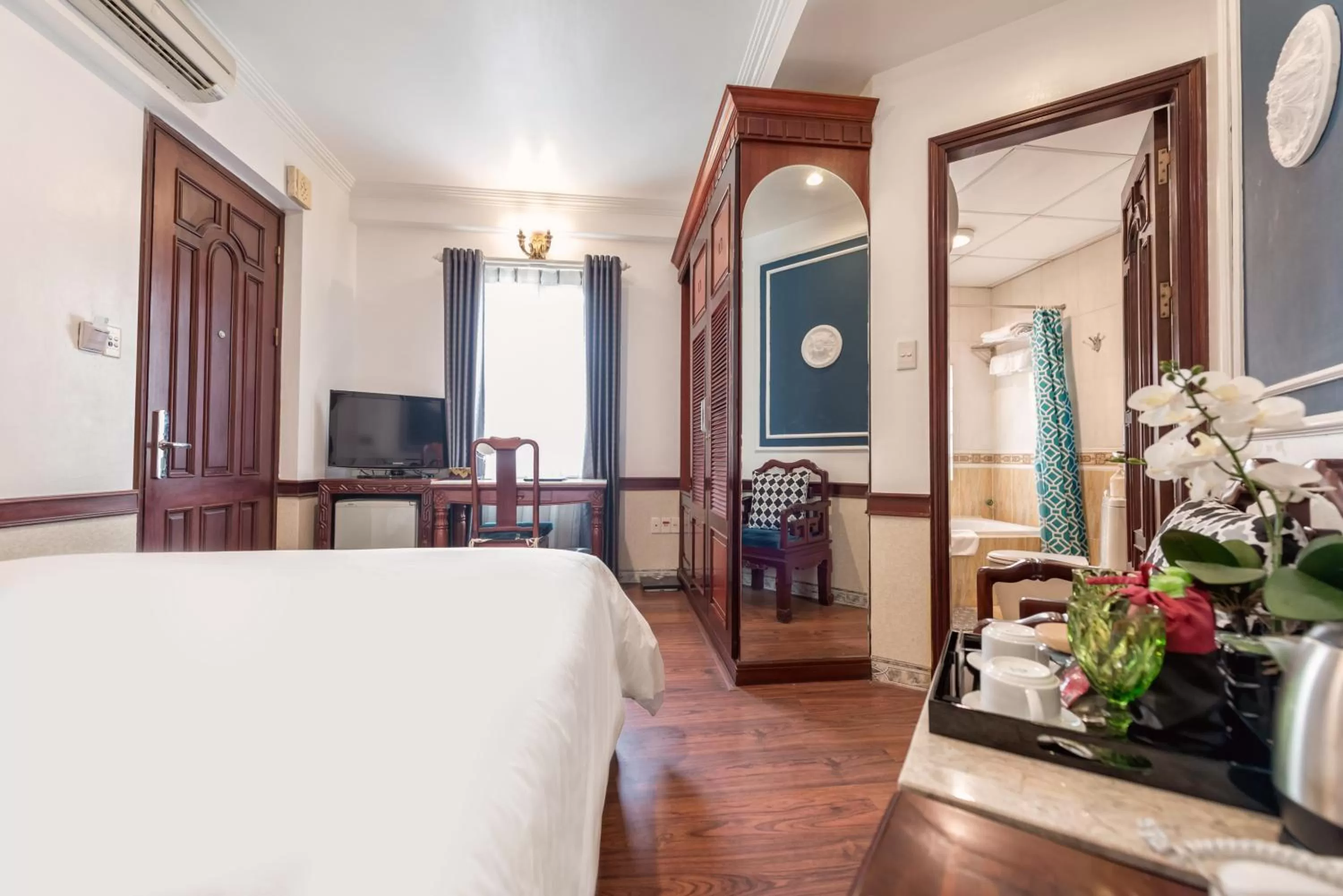 Living room, Bed in Prince II Hotel