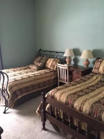 Bedroom, Bed in Victorian Charm Inn