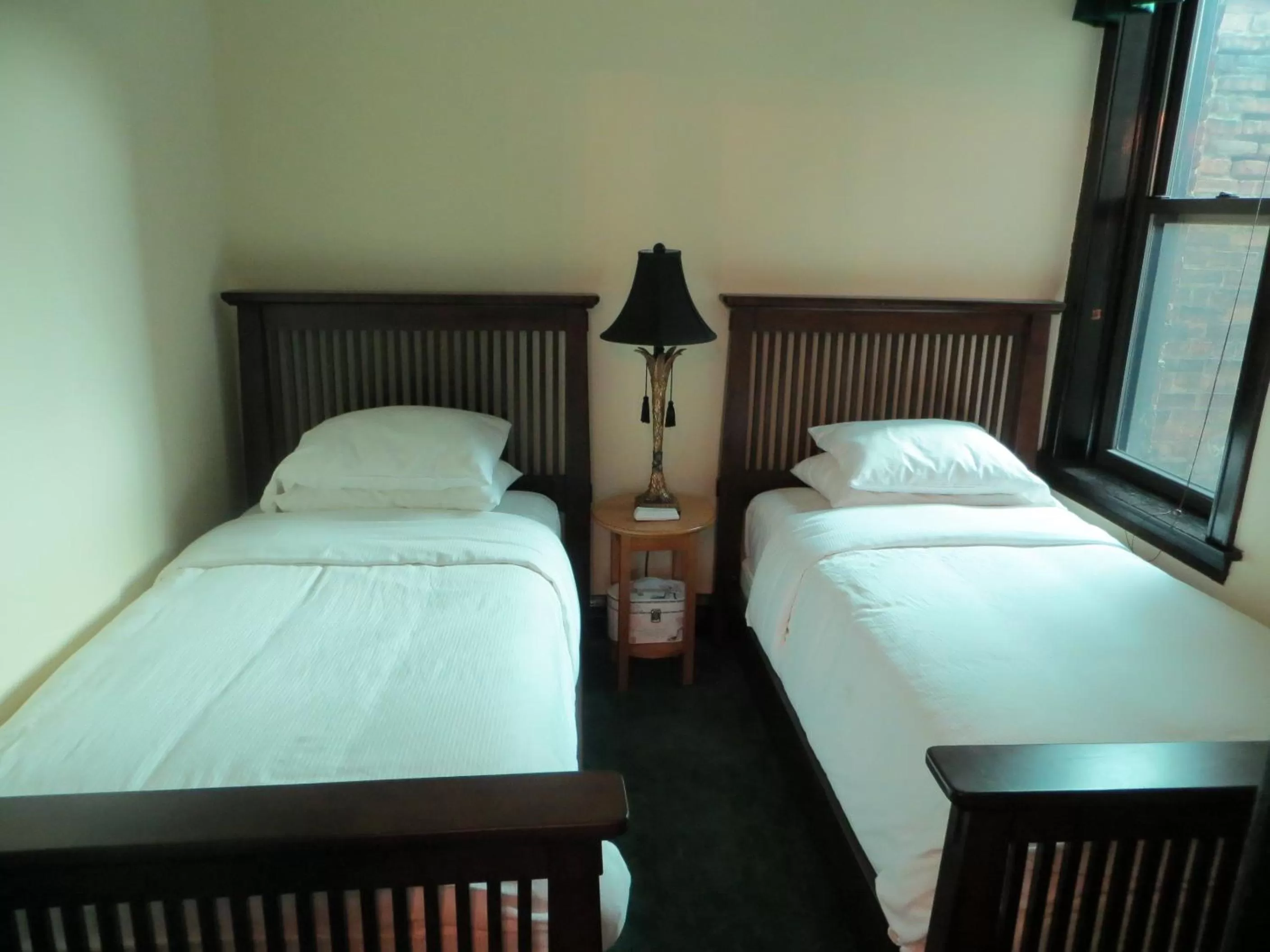 Bed in The Polo Inn Bridgeport U.S.A.