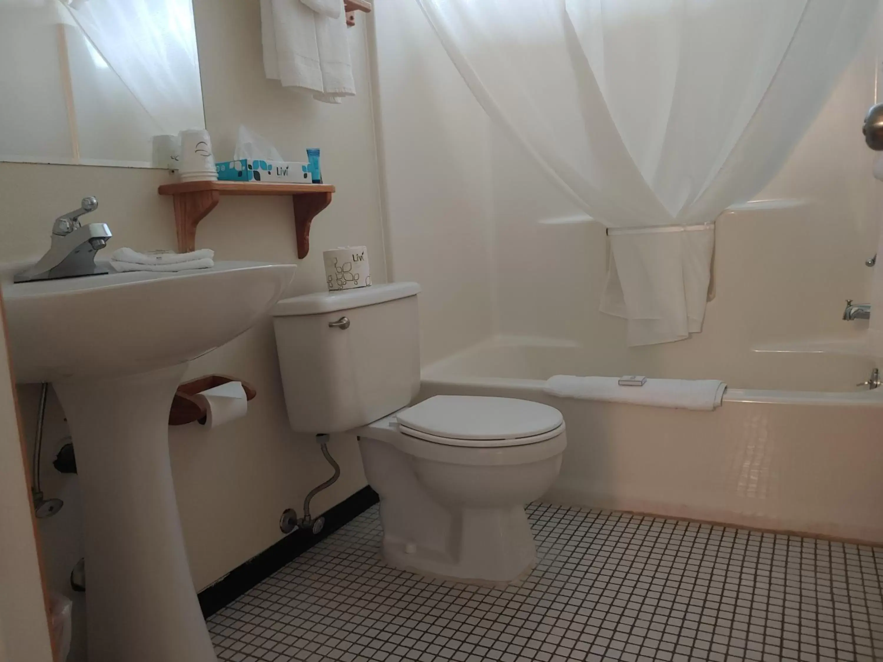 Standard Queen Room with Two Queen Beds in The Dublin House Motel Standard Queen Room with Two Queen Beds in The Dublin House Motel