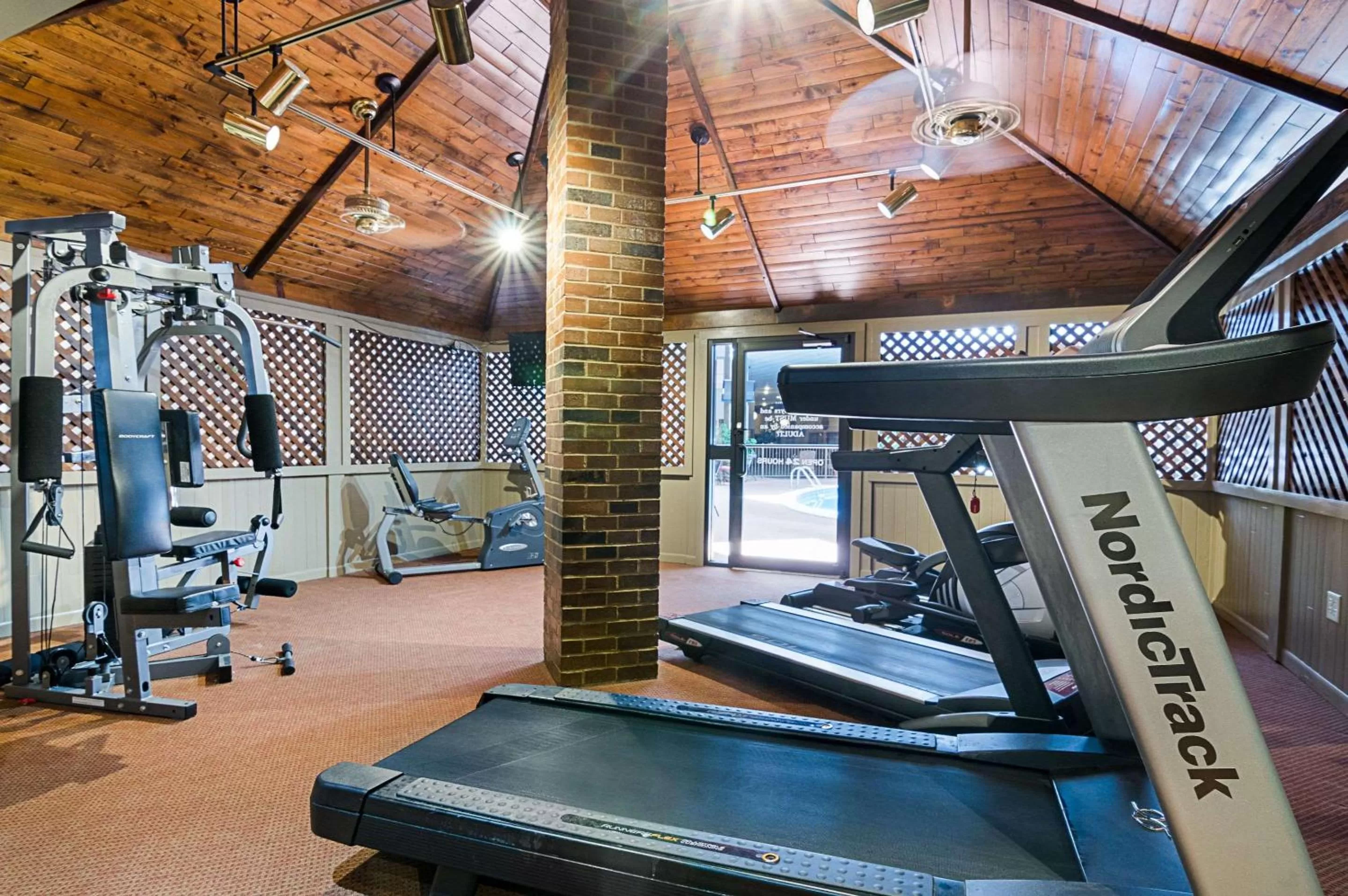 Fitness centre/facilities in Clarion Inn Garden City