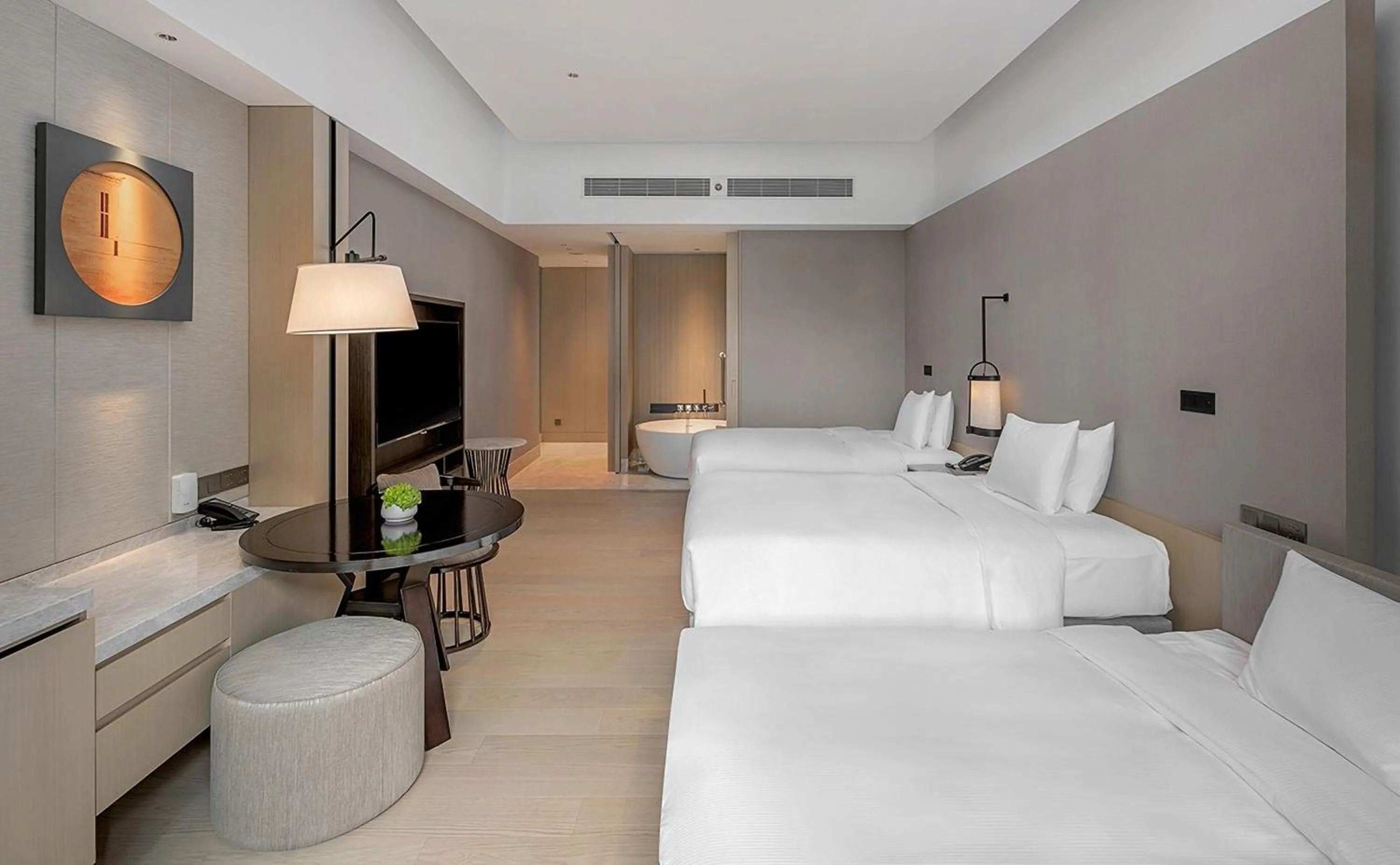 Photo of the whole room, Bed in Hilton Shanghai Songjiang Guangfulin