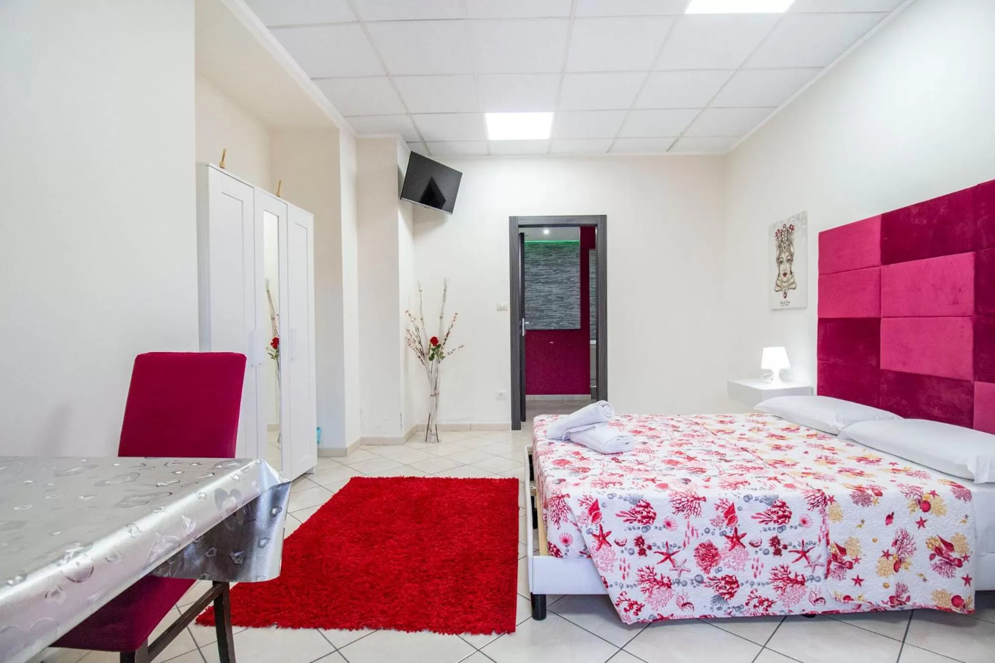 Bed in Royal Playa Suite and Apartament -private parking- self chek out