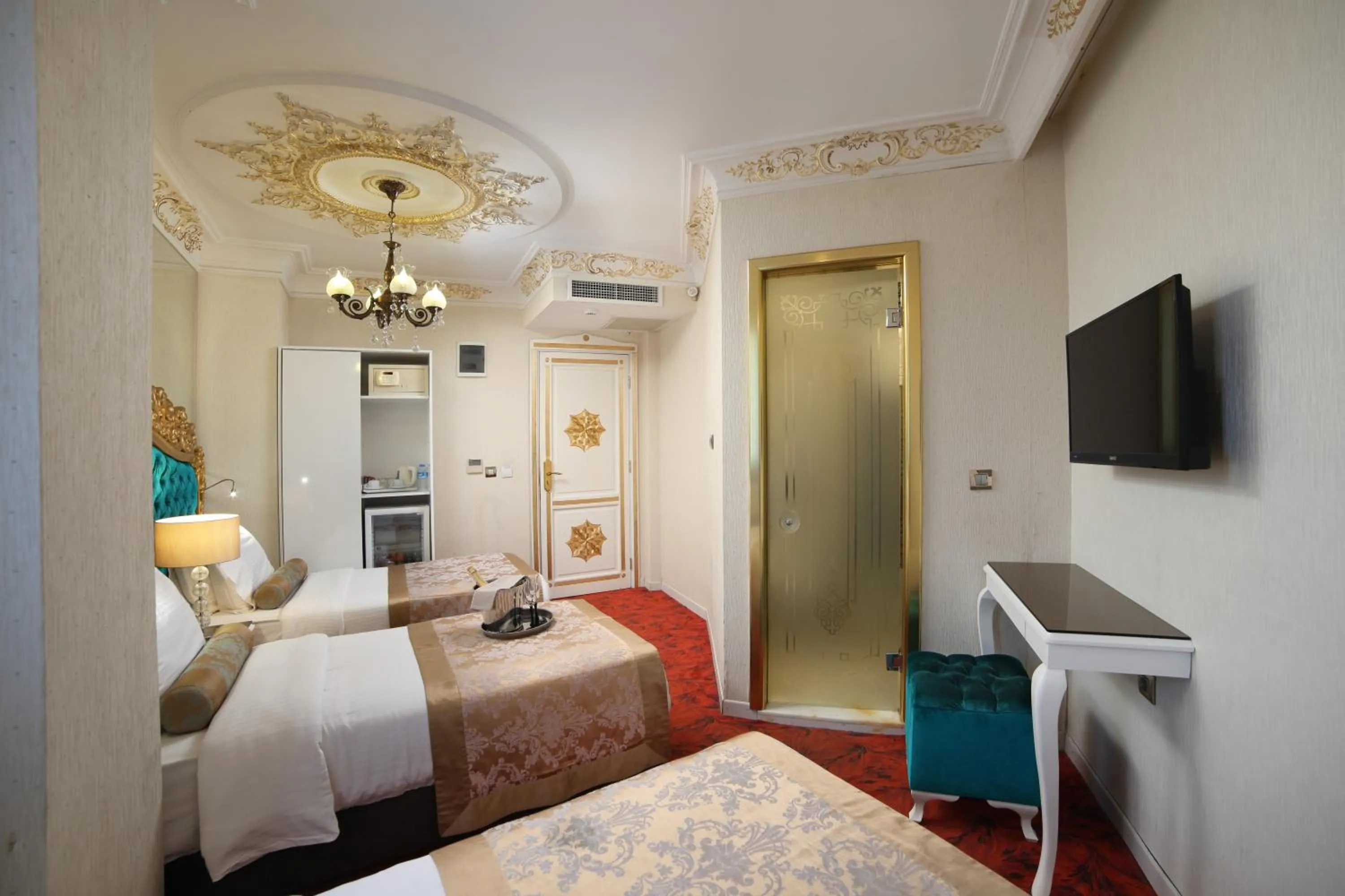 Photo of the whole room, Bed in White Monarch Hotel