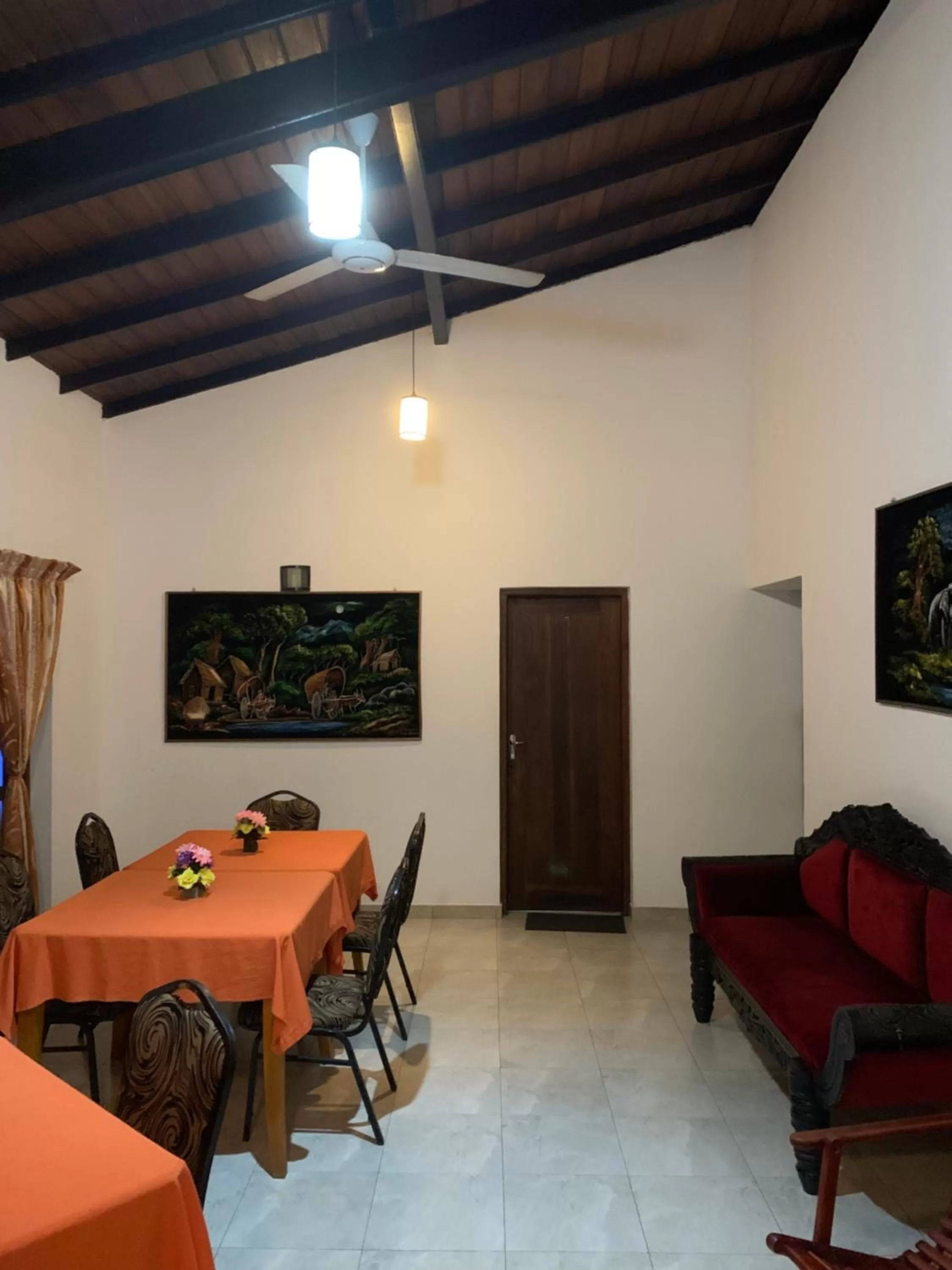 Restaurant/places to eat in Villa DeLorenta