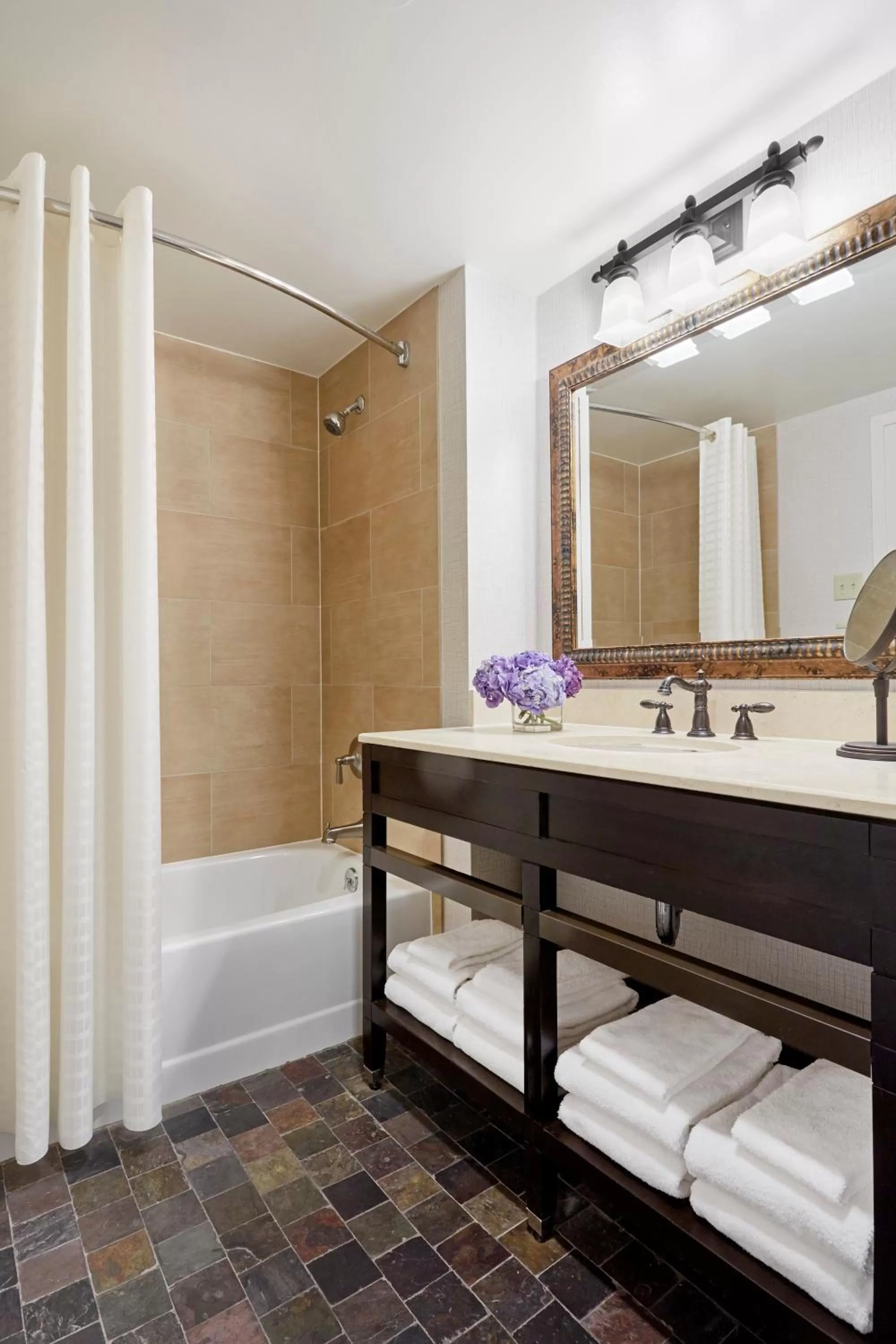 King Room in Lansdowne Resort and Spa