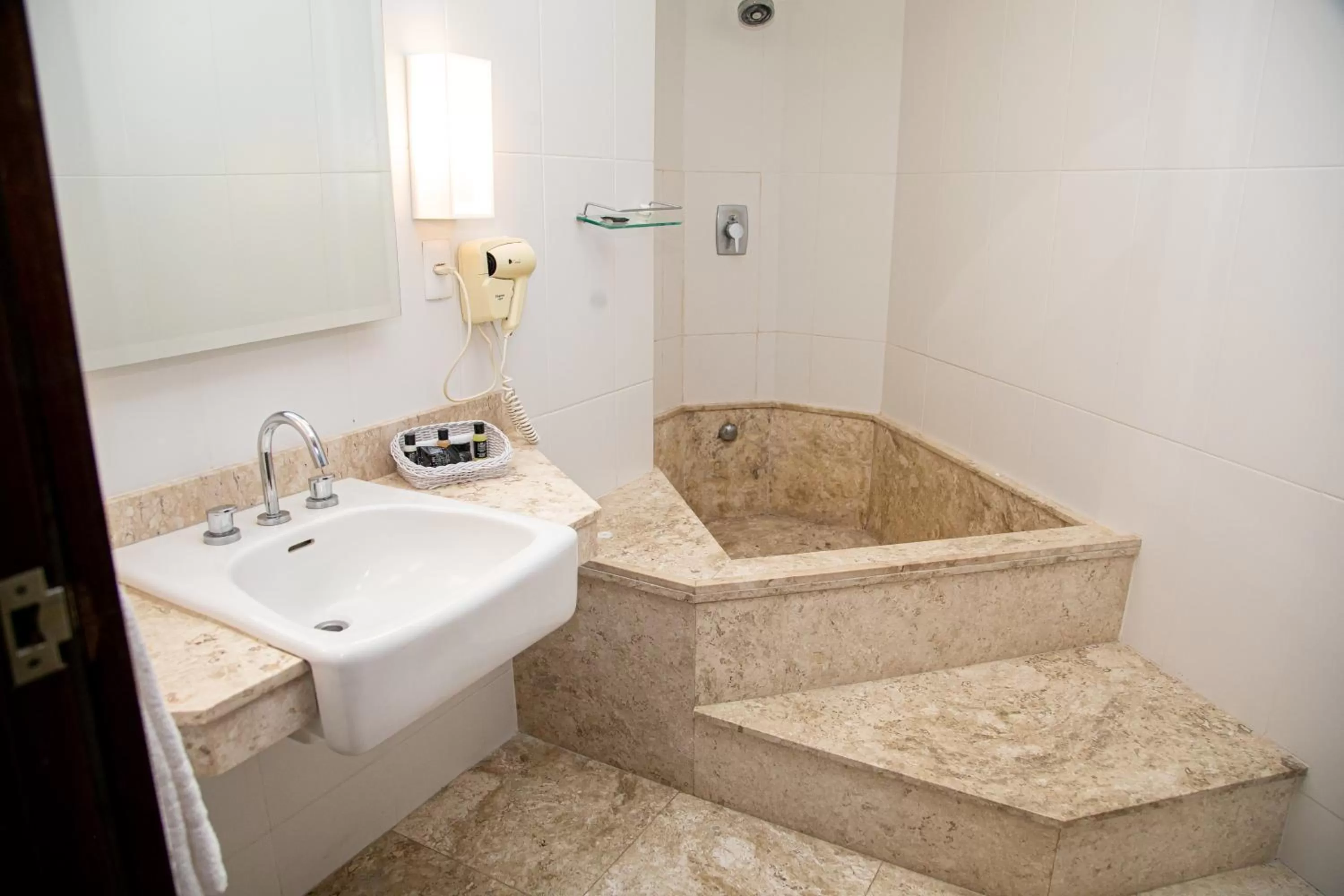 Bathroom in Plaza Blumenau Hotel