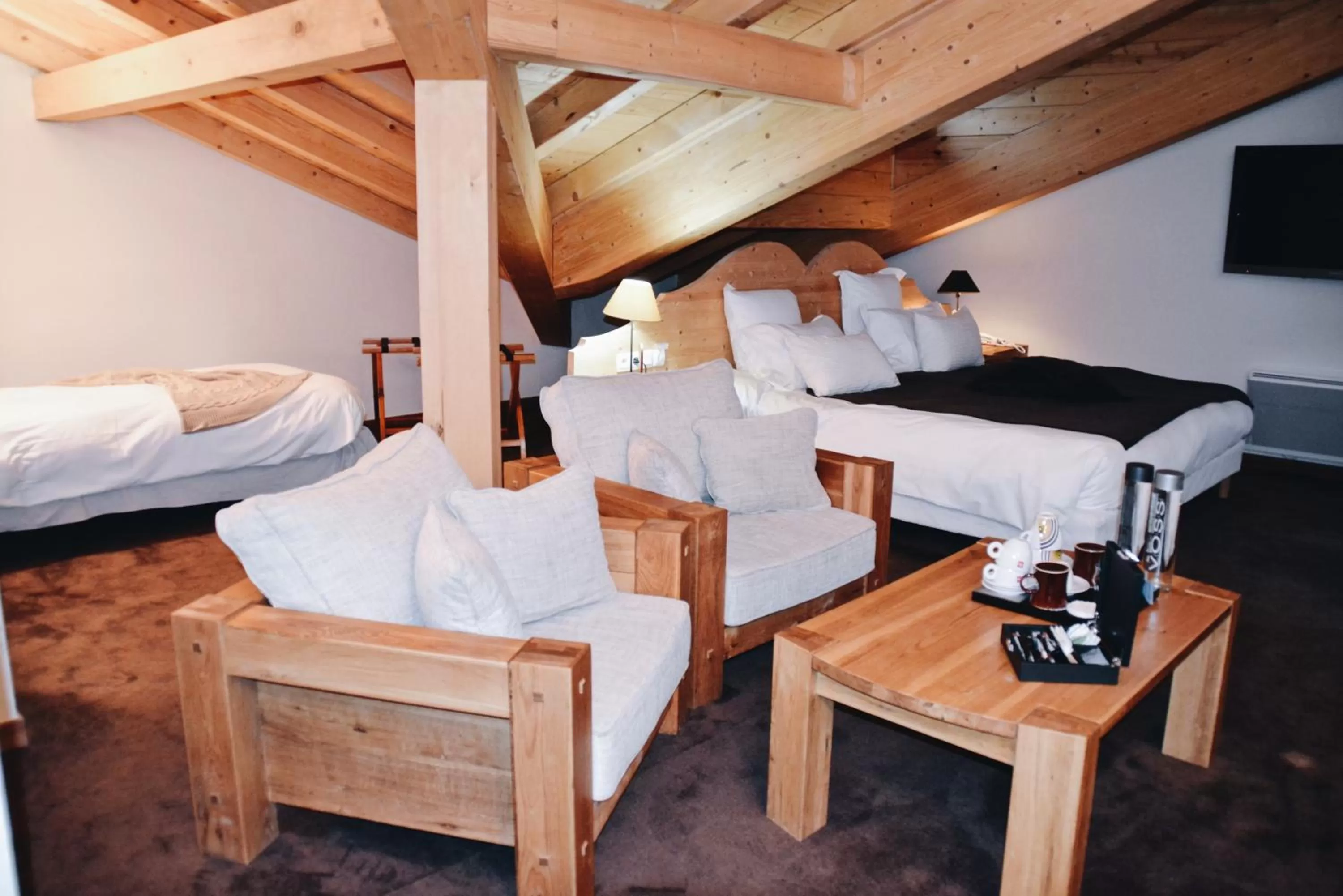 Seating area, Bed in Auberge de Savoie