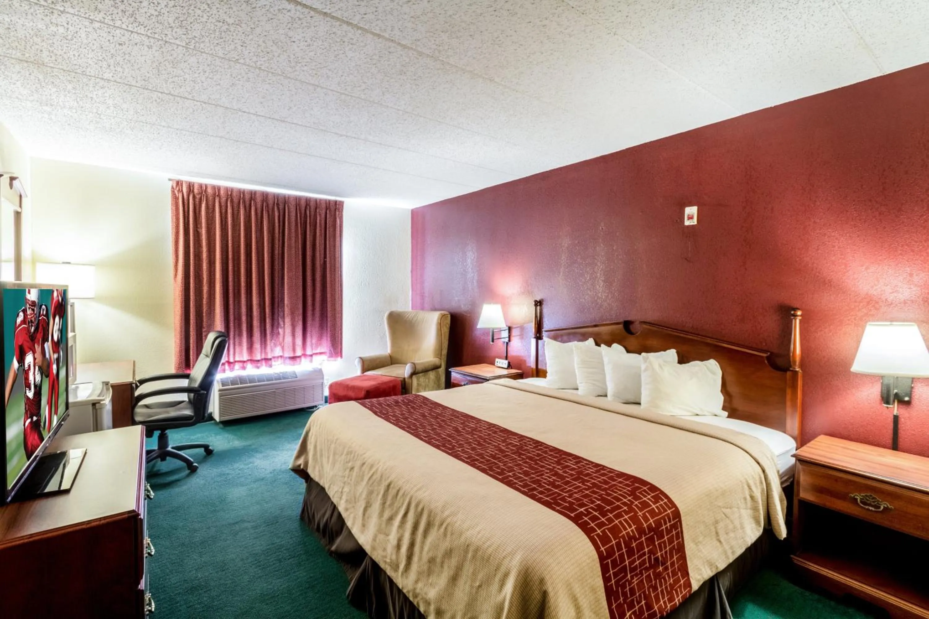 Photo of the whole room, Bed in Red Roof Inn Morehead