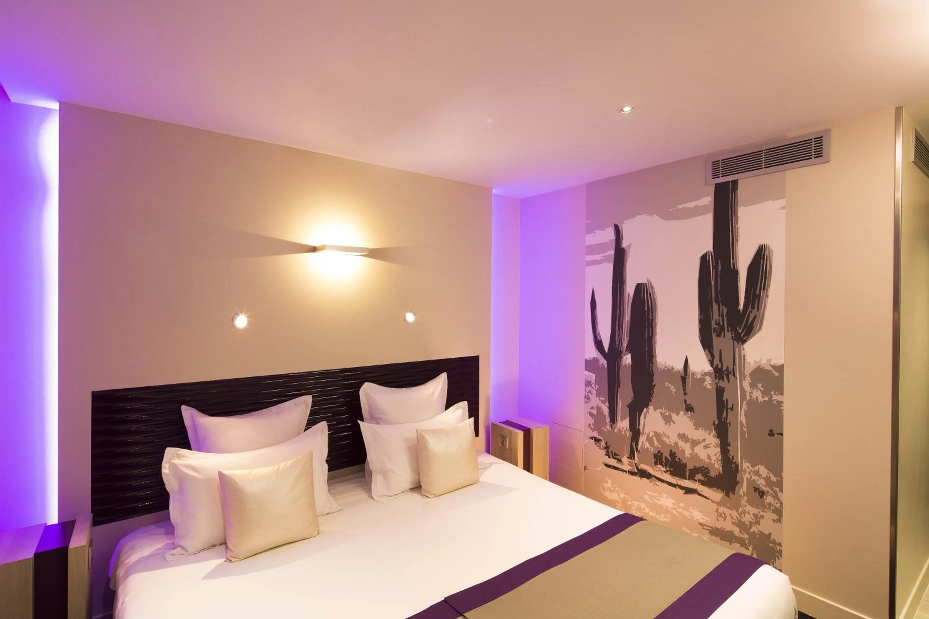 Bedroom, Bed in Hôtel Brésil Opéra SPA