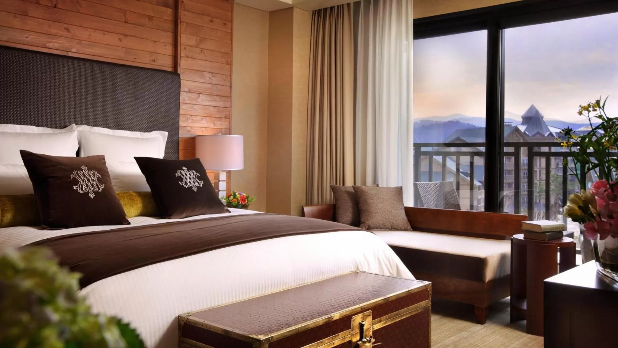 Photo of the whole room, Bed in Intercontinental Alpensia Pyeongchang Resort by IHG