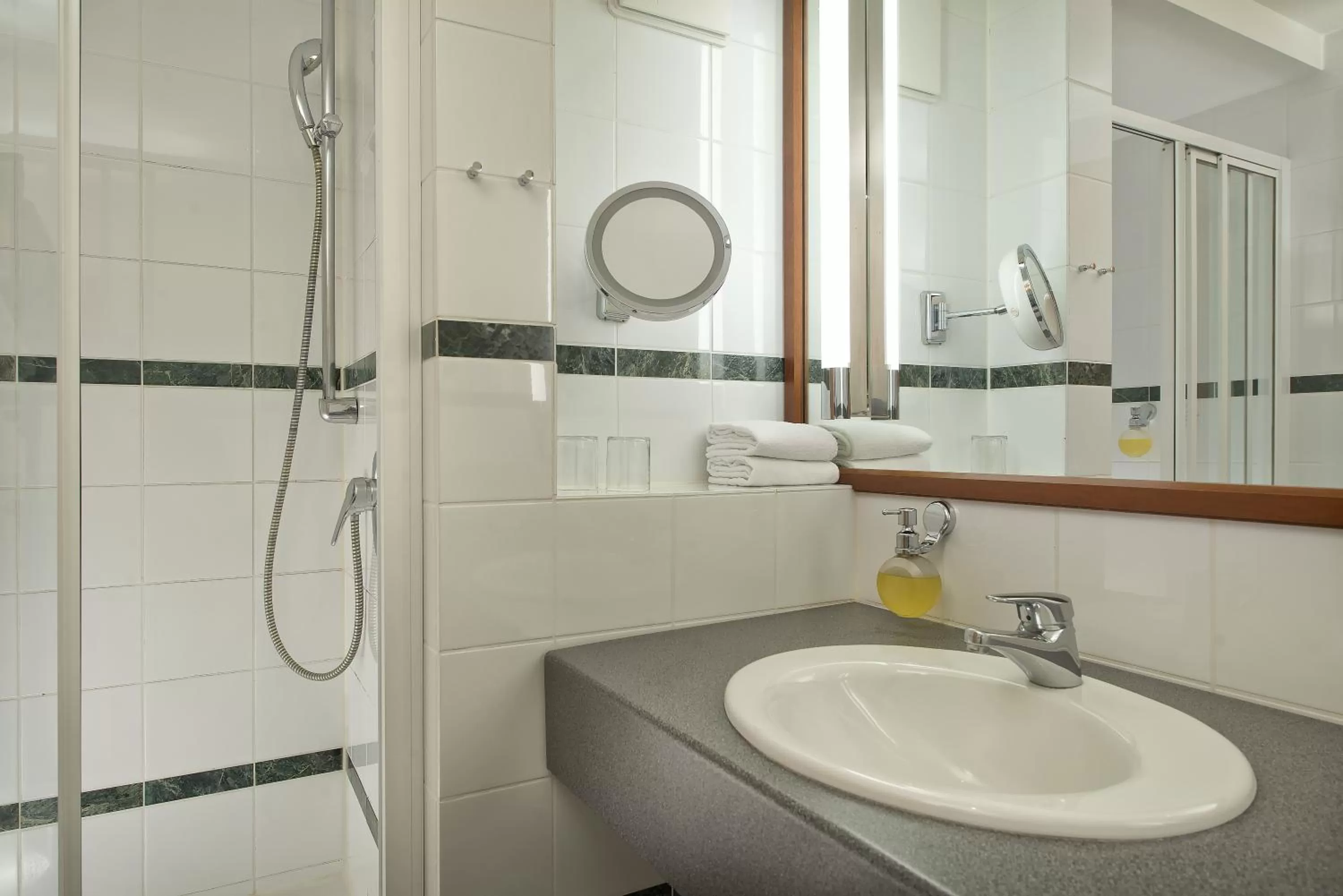 Shower in Seminaris SeeHotel Potsdam