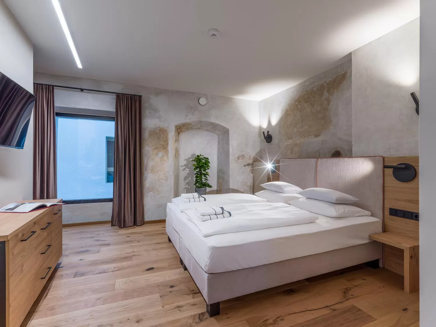 Photo of the whole room, Bed in Platzhirsch Kufstein