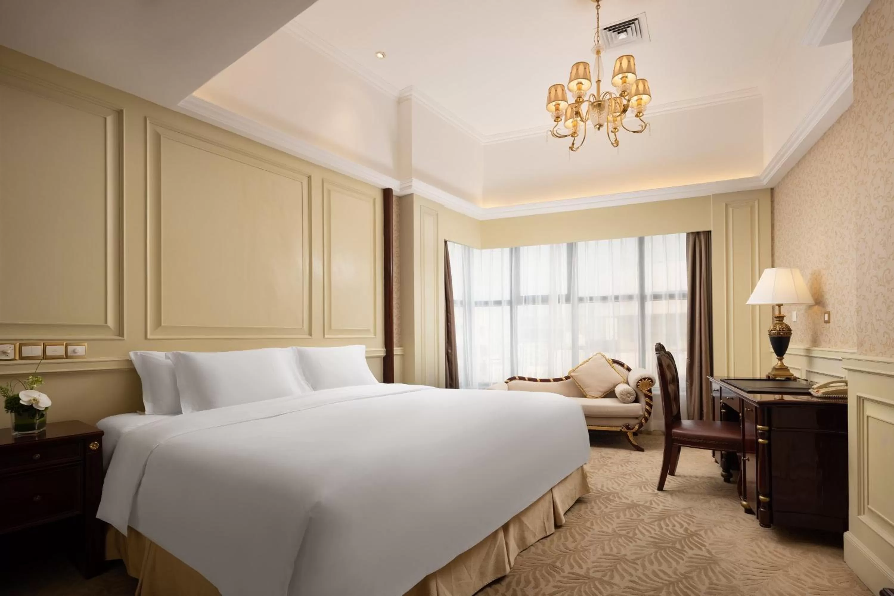 Photo of the whole room, Bed in Crowne Plaza Hotel & Suites Landmark Shenzhen by IHG