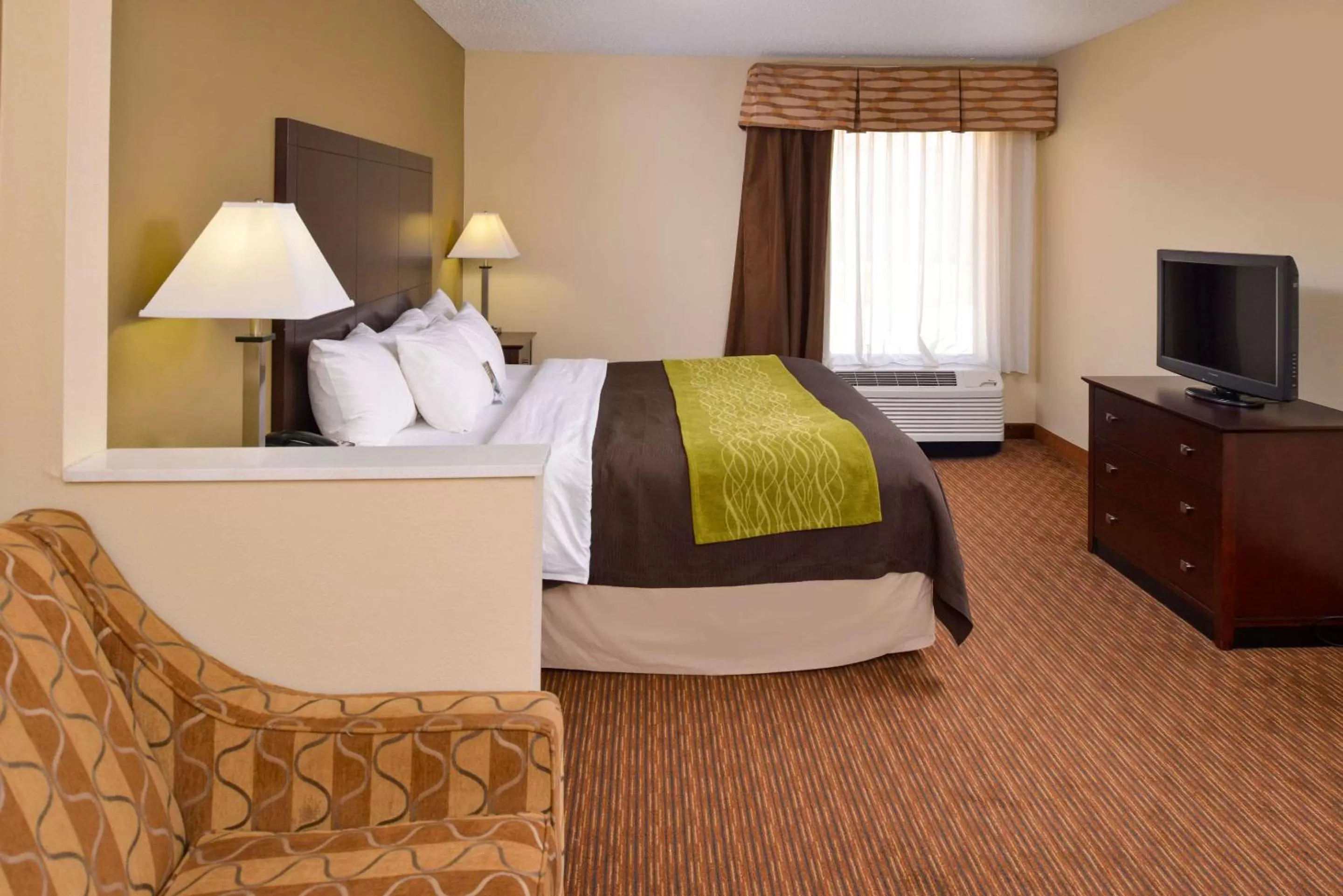 Photo of the whole room, Bed in Holiday Inn Express & Suites Joplin Southeast by IHG