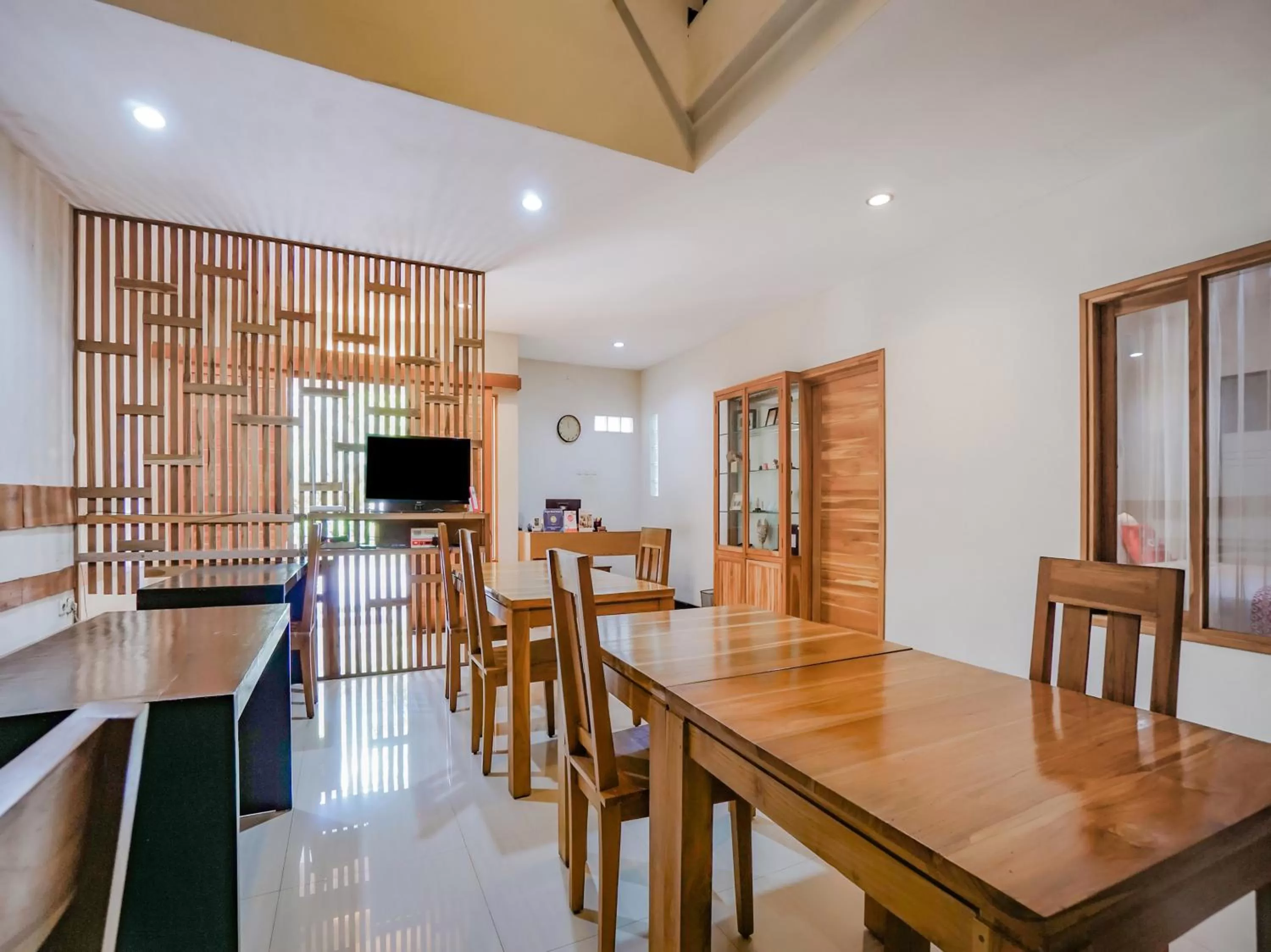 Restaurant/places to eat, Dining Area in SUPER OYO 90319 Angler Guest House Malang