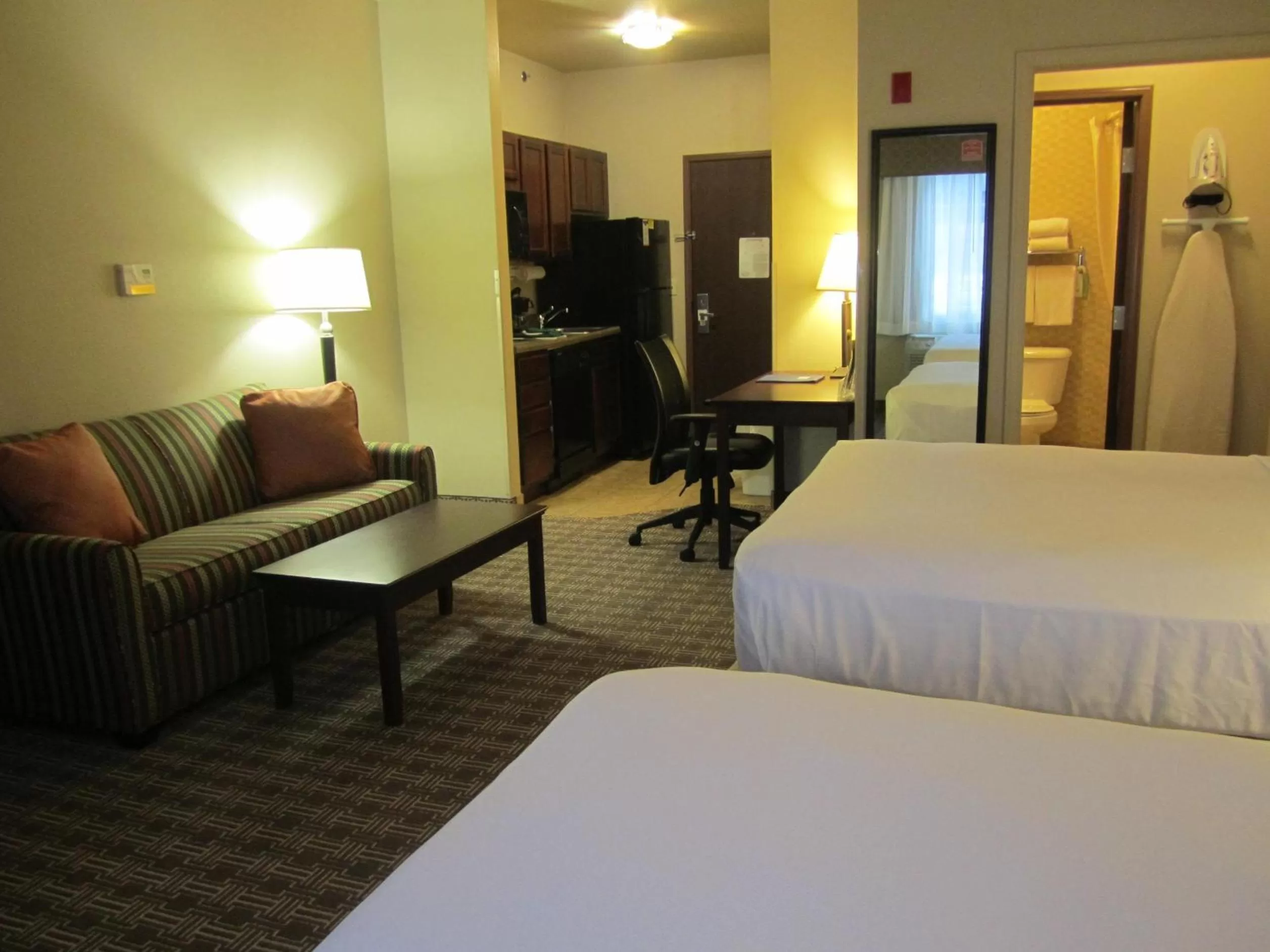 Photo of the whole room, Bed in MainStay Suites St Robert - Fort Leonard Wood