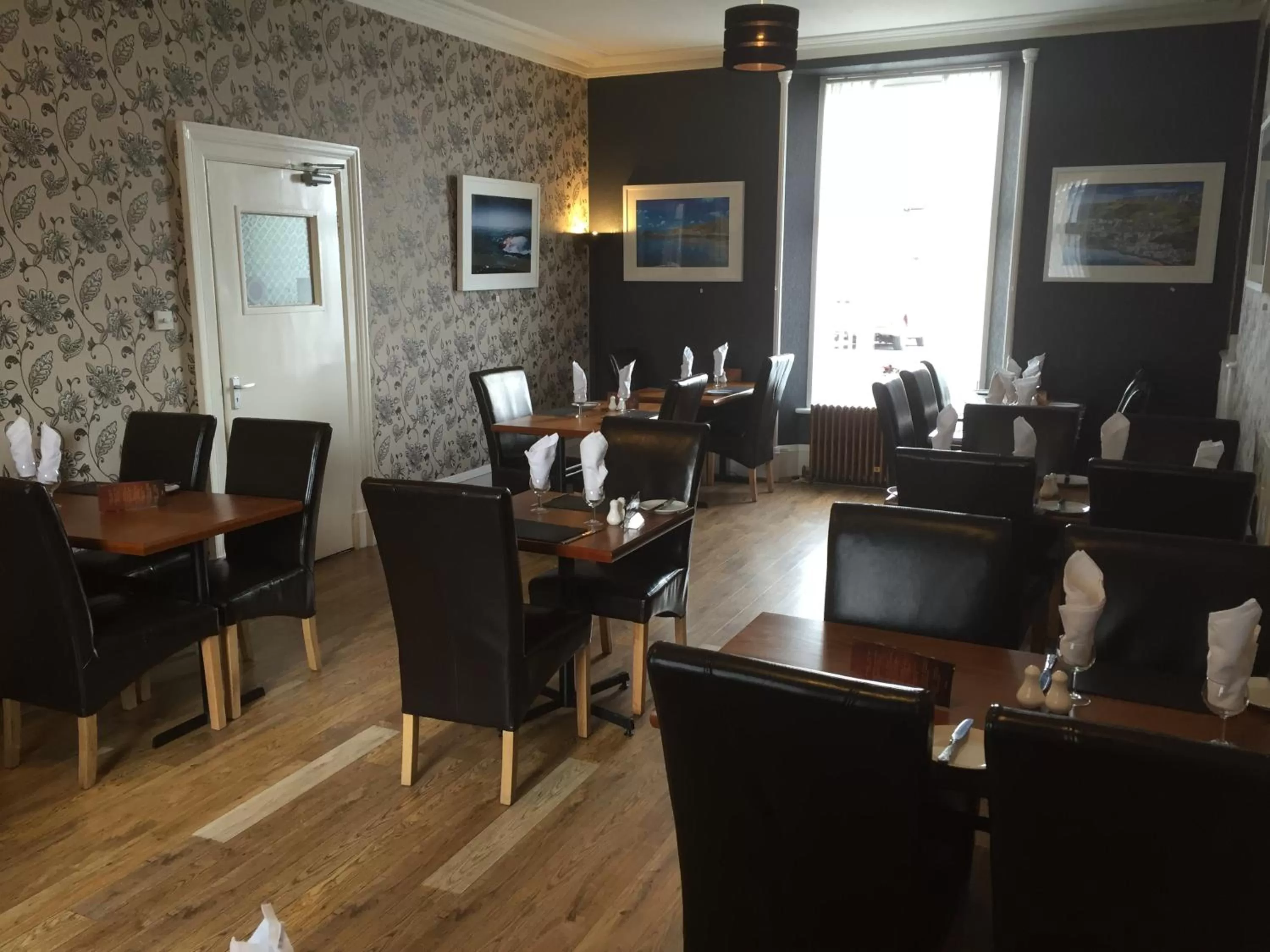 Restaurant/places to eat in The Davron Hotel