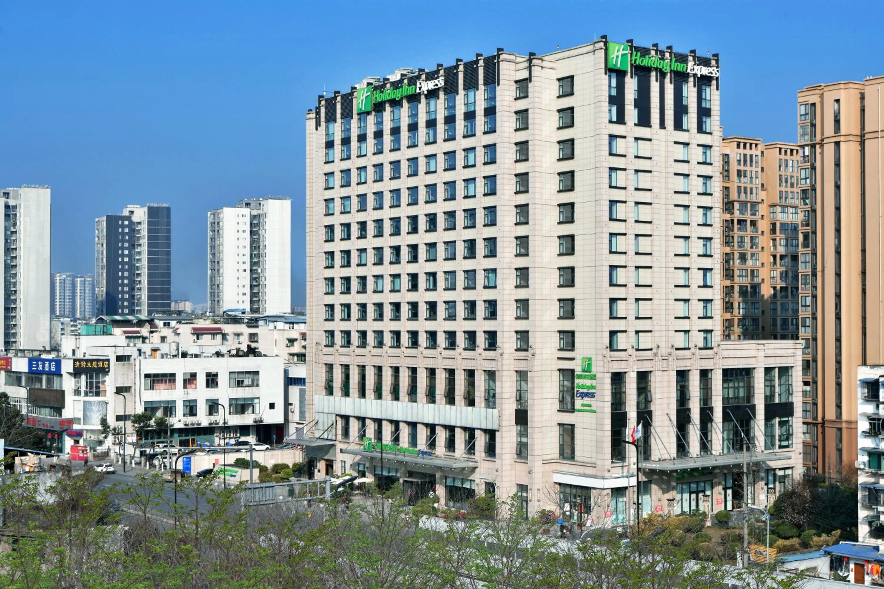 Property building in Holiday Inn Express Chengdu Huanhuaxi by IHG-Near Jinsha Site Musem,Near Wuhou Temple Museum,Welcome drinks,Free gym,Free self-service laundry