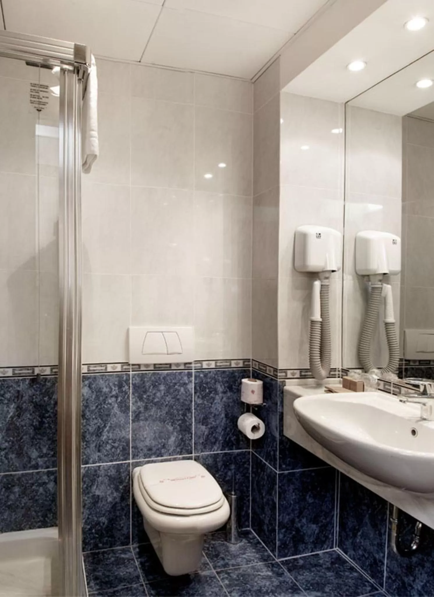 Bathroom in Pacific Hotel Fortino