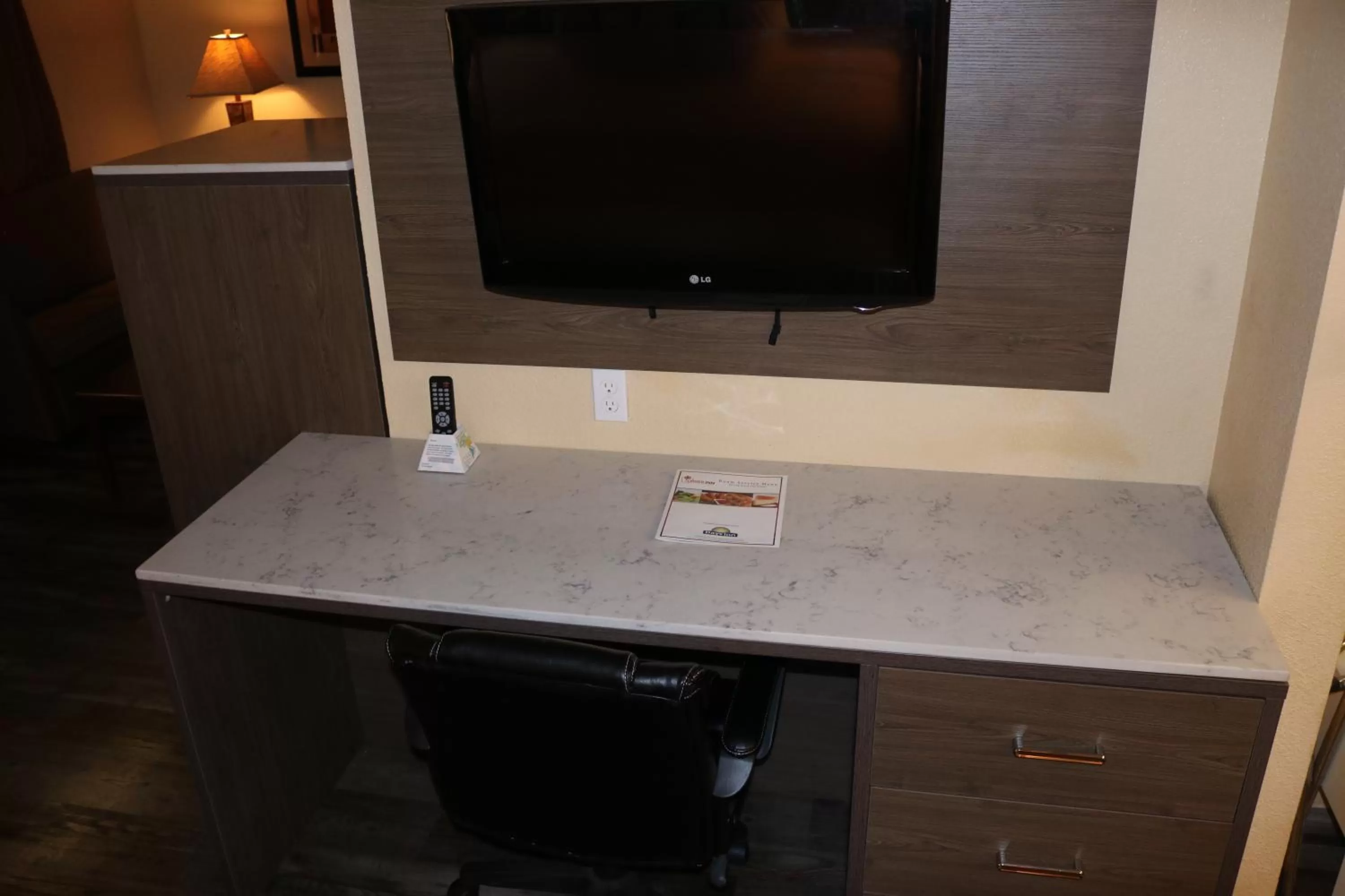 TV and multimedia in Days Inn by Wyndham Fresno South