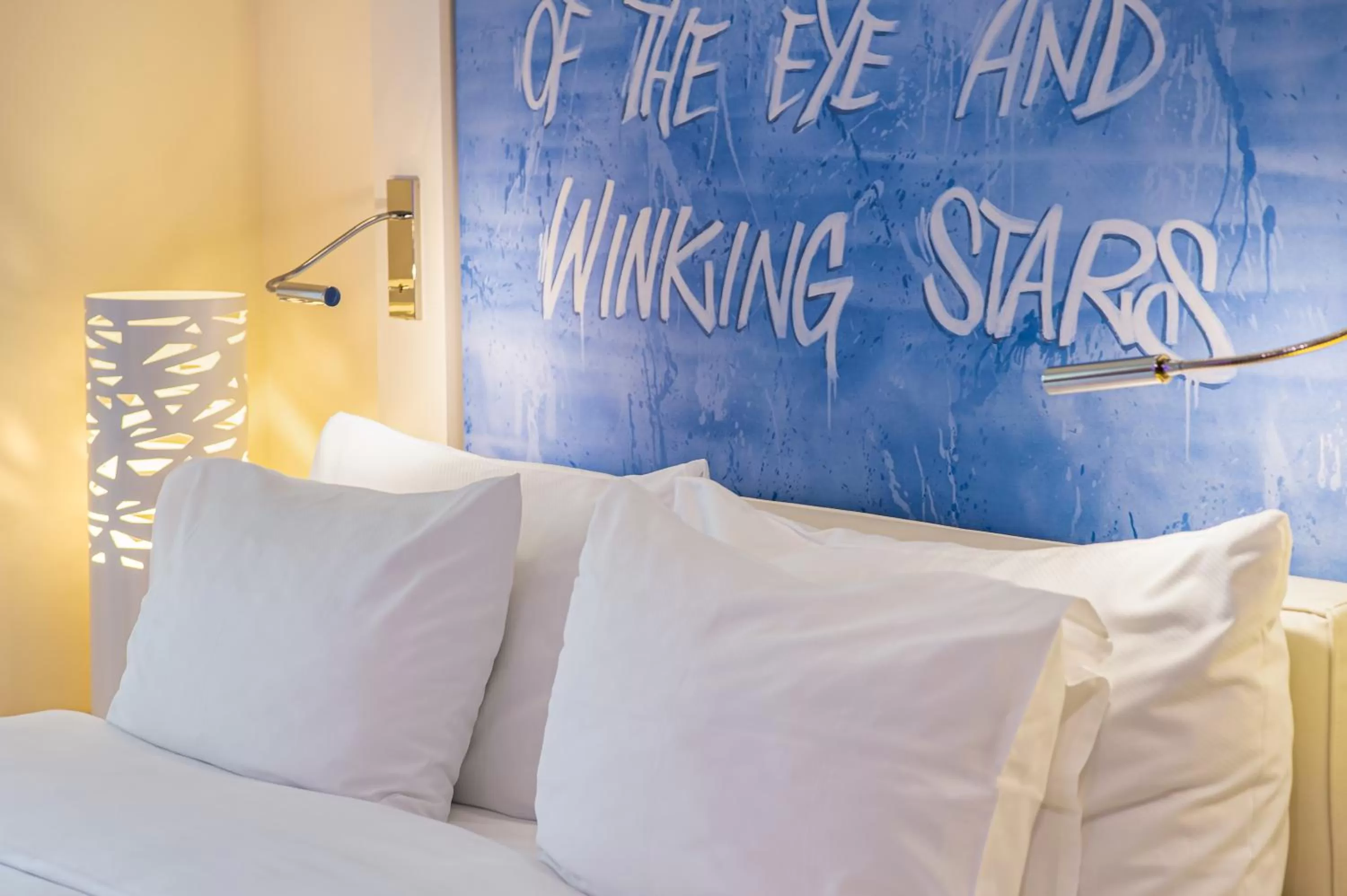 Bed in N’vY Manotel