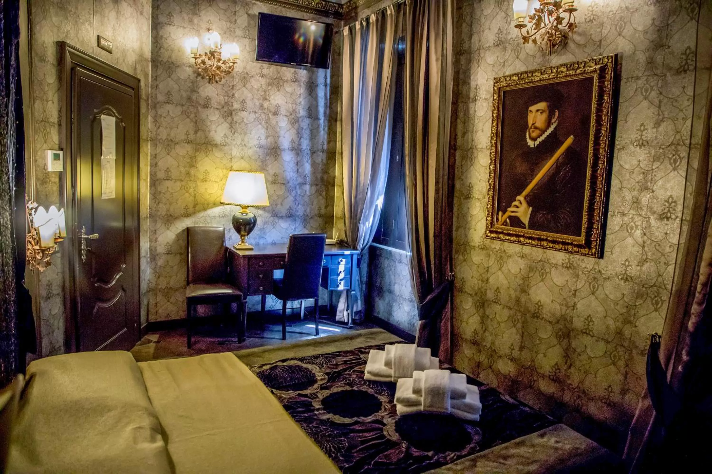 Bedroom, Bed in Antica Dimora Delle Cinque Lune