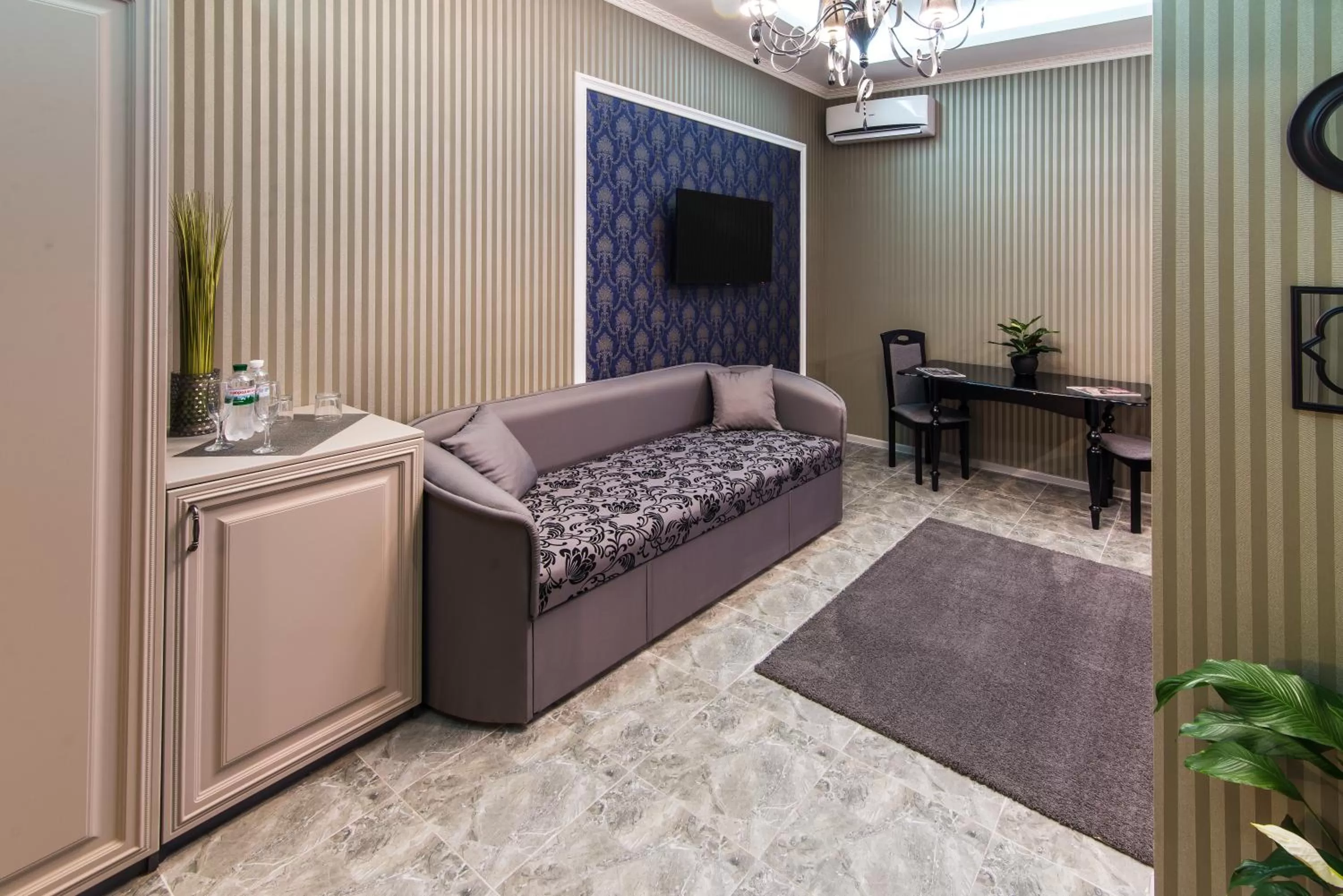 Living room, Bed in L.O.Y Family Hotel