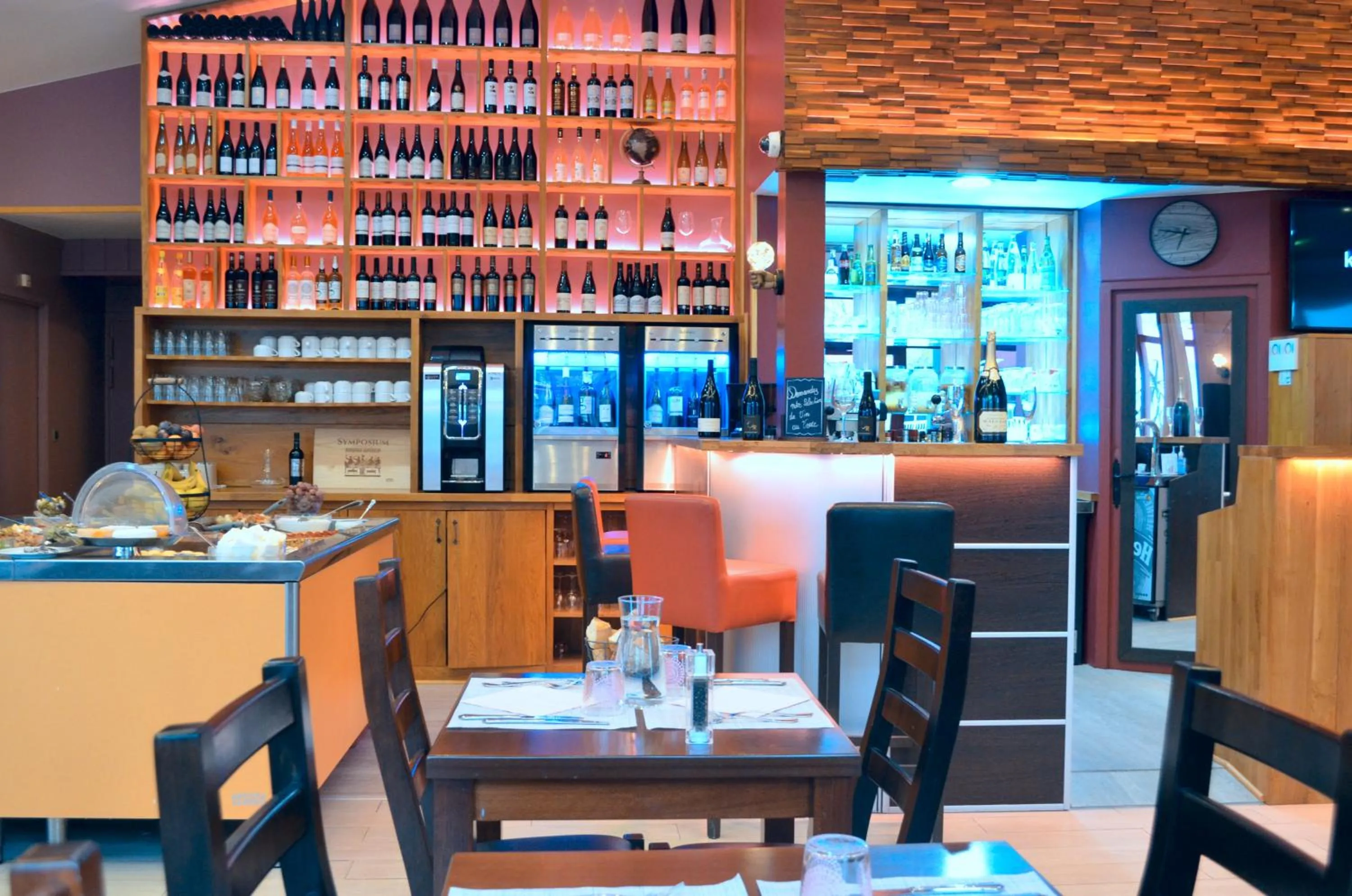 Property building, Restaurant/Places to Eat in Comfort Hotel Orleans Sud