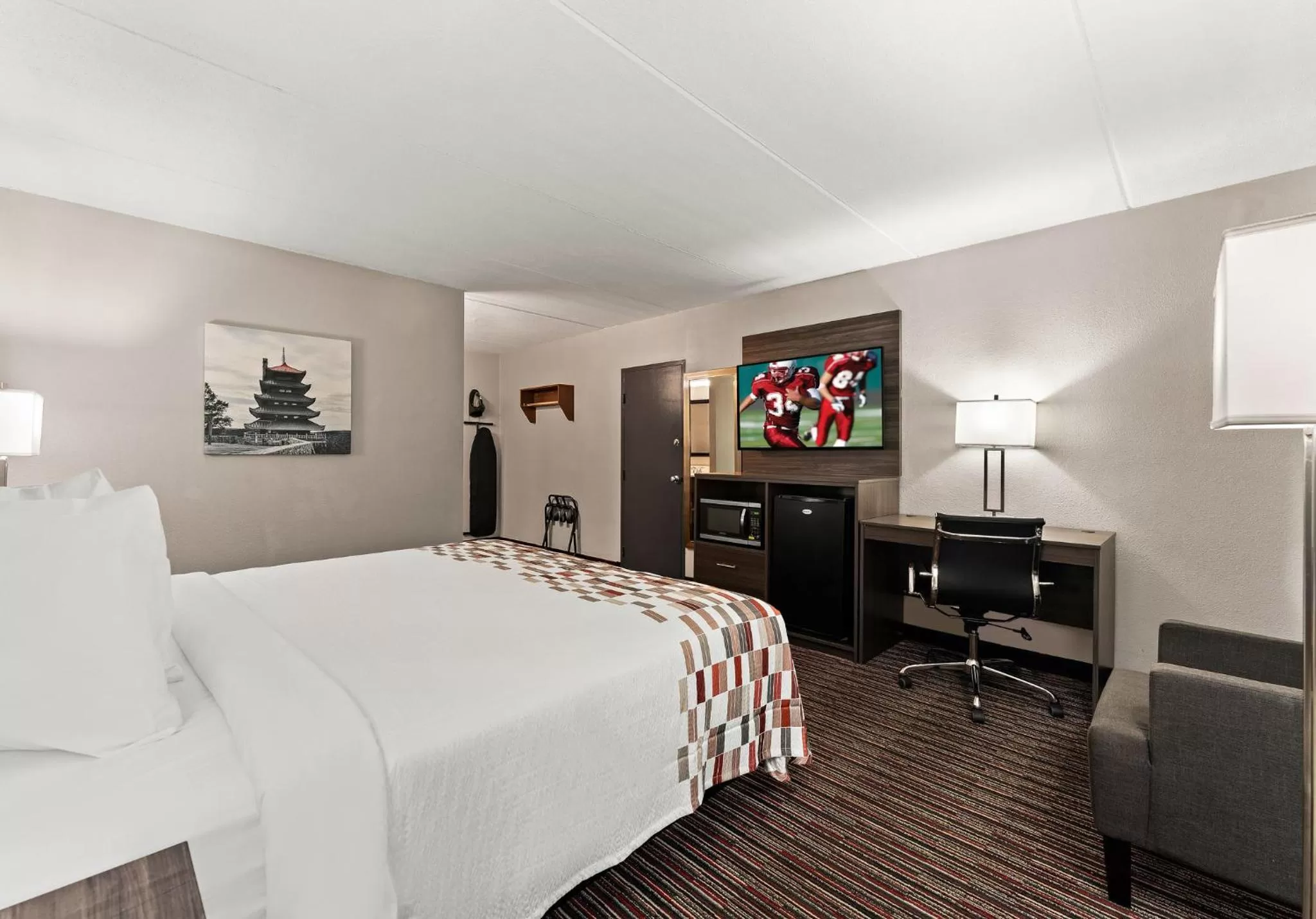 Photo of the whole room, Bed in Red Roof Inn Reading