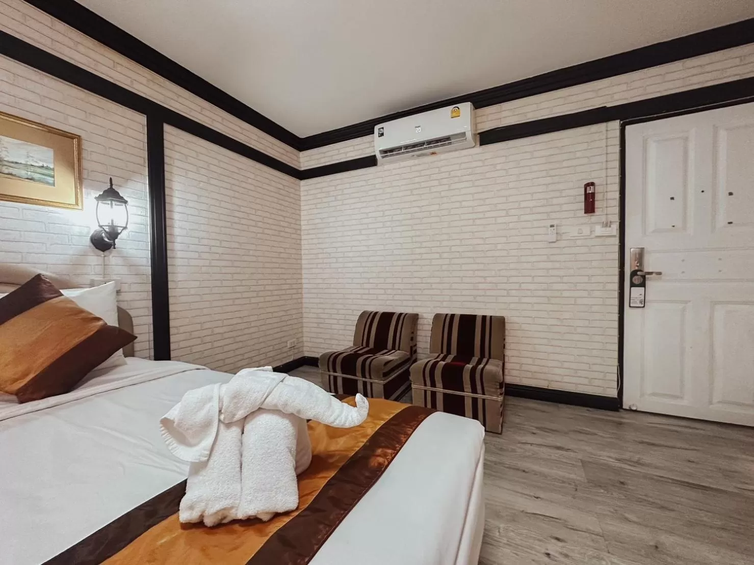 Photo of the whole room, Bed in Hotel De Khuvieng