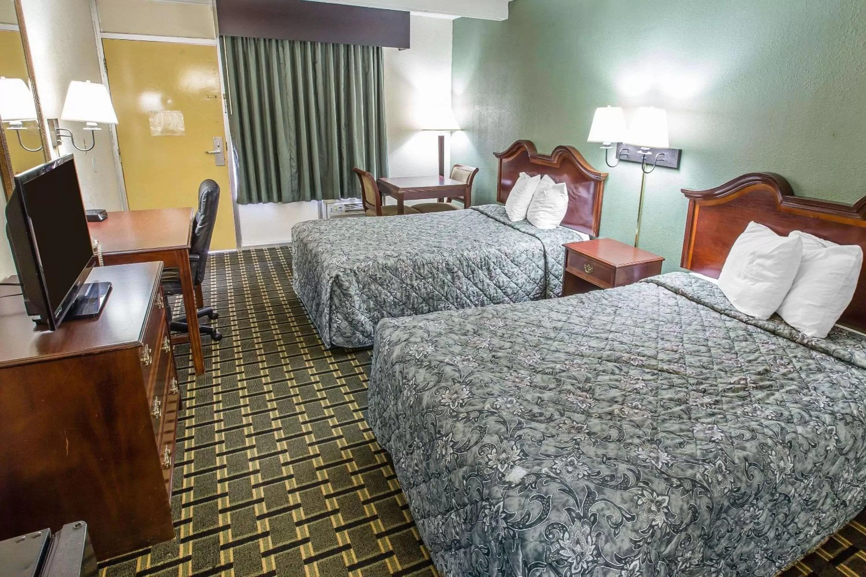 Photo of the whole room, Bed in Rodeway Inn