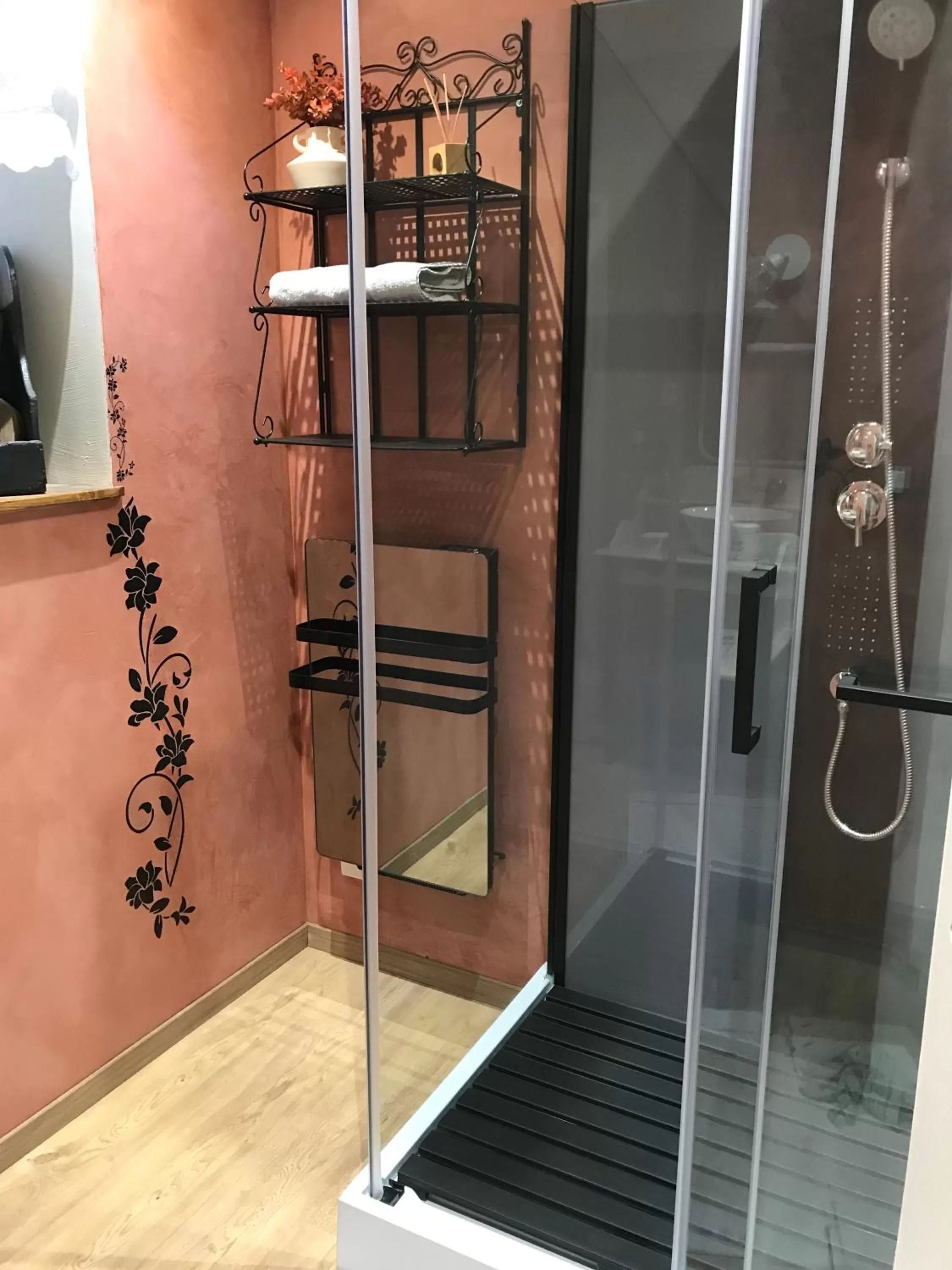 Shower in "La chambre des TISSERANDS"