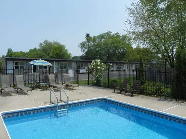 Swimming pool in Lakeview Motel & Cottage