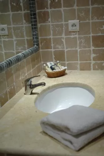 Bathroom in Hotel Restaurant Le Clos De Pradines