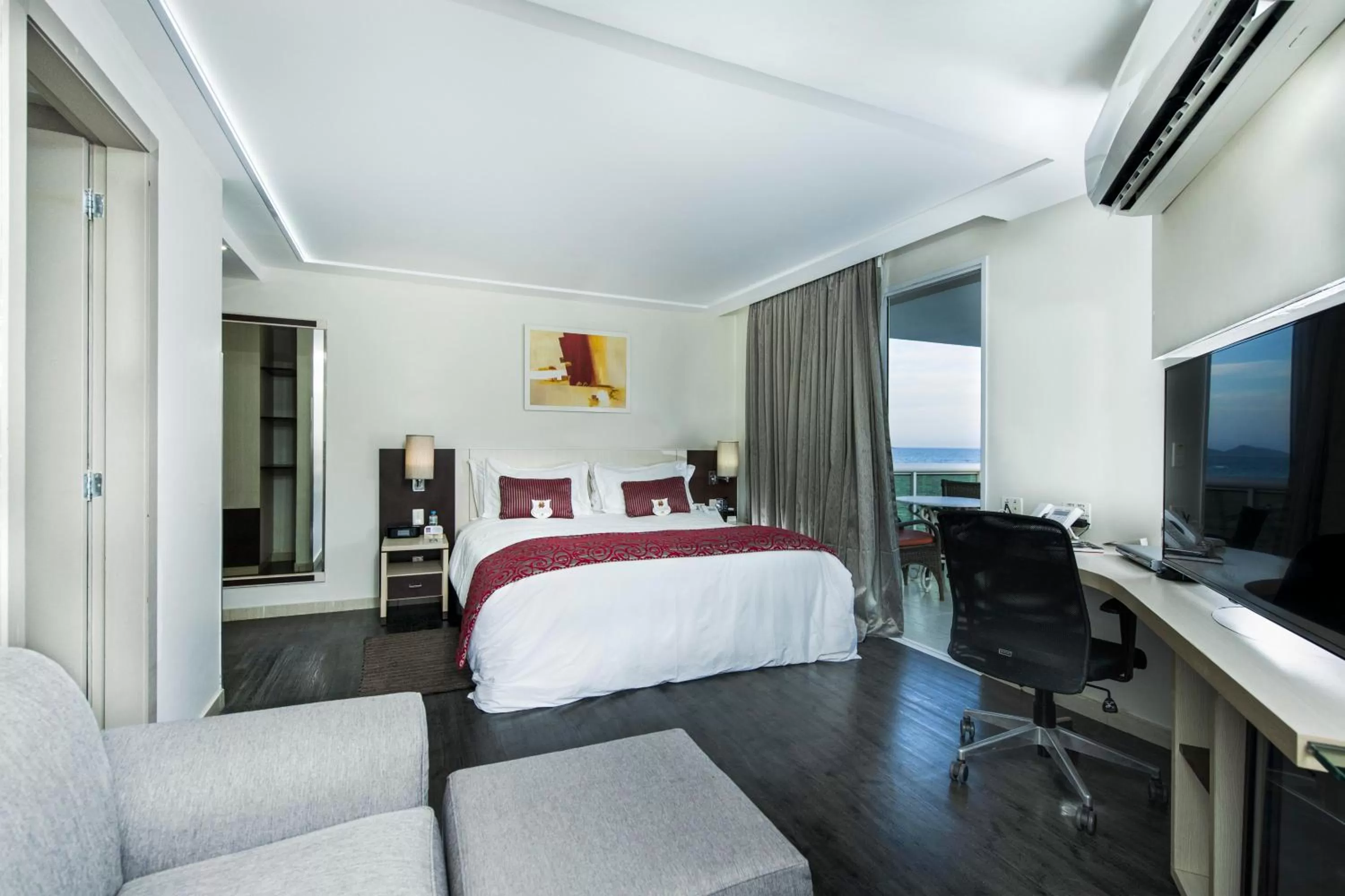 Photo of the whole room, Bed in Comfort Suites Macaé