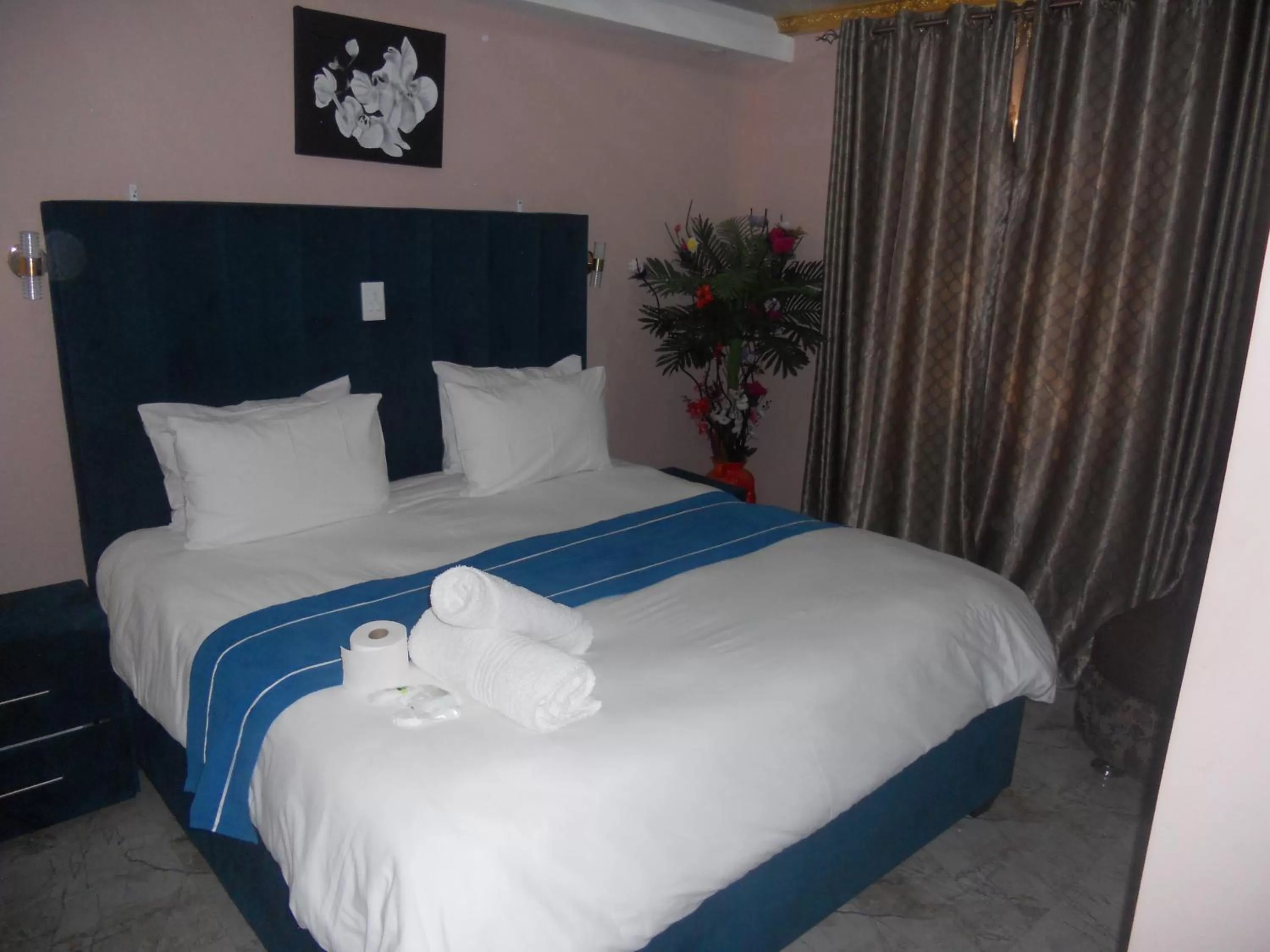 Bed in Gold Crown International Hotel Johannesburg