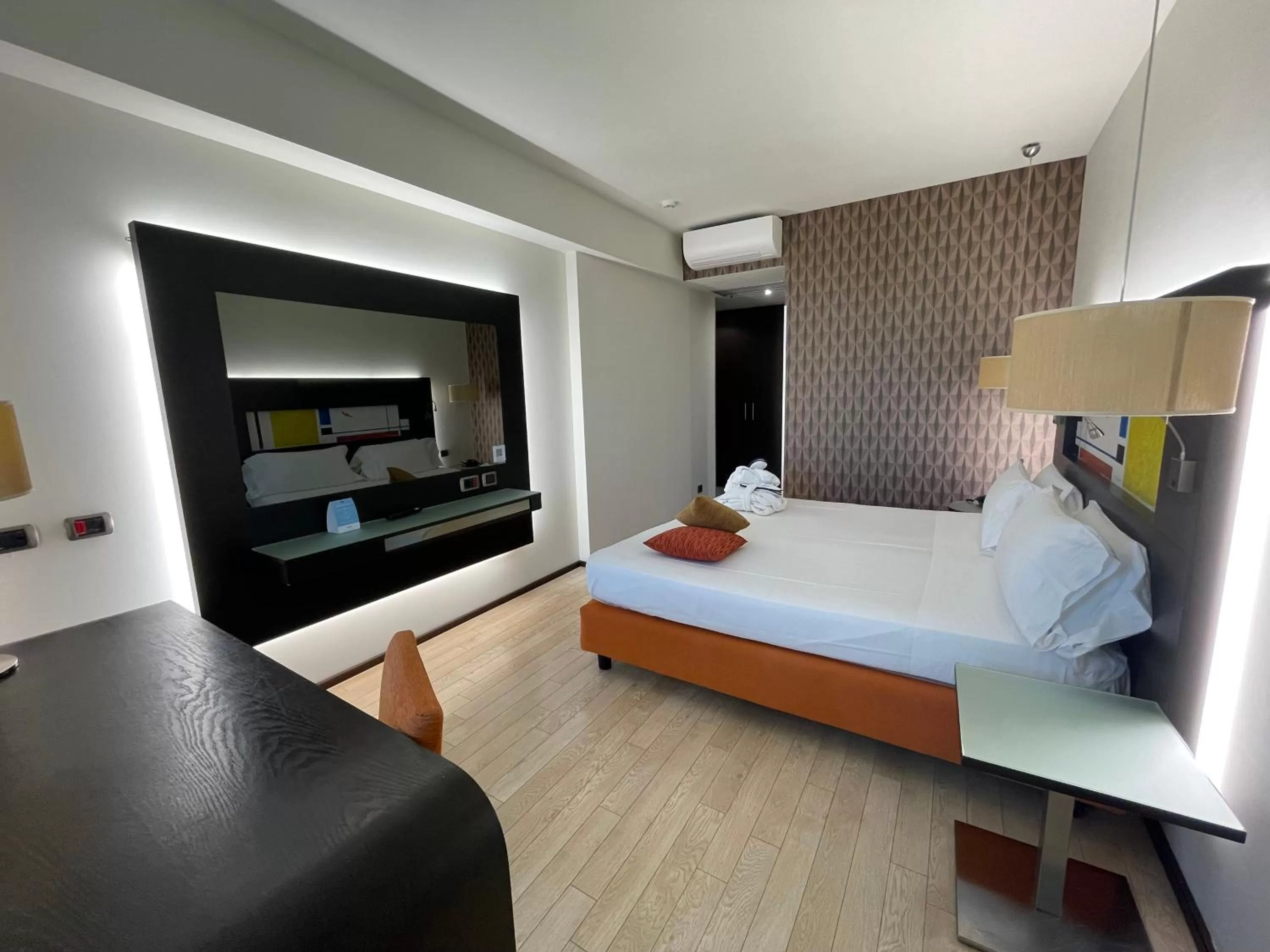 air conditioner, Bed in Hotel Mercure Siracusa