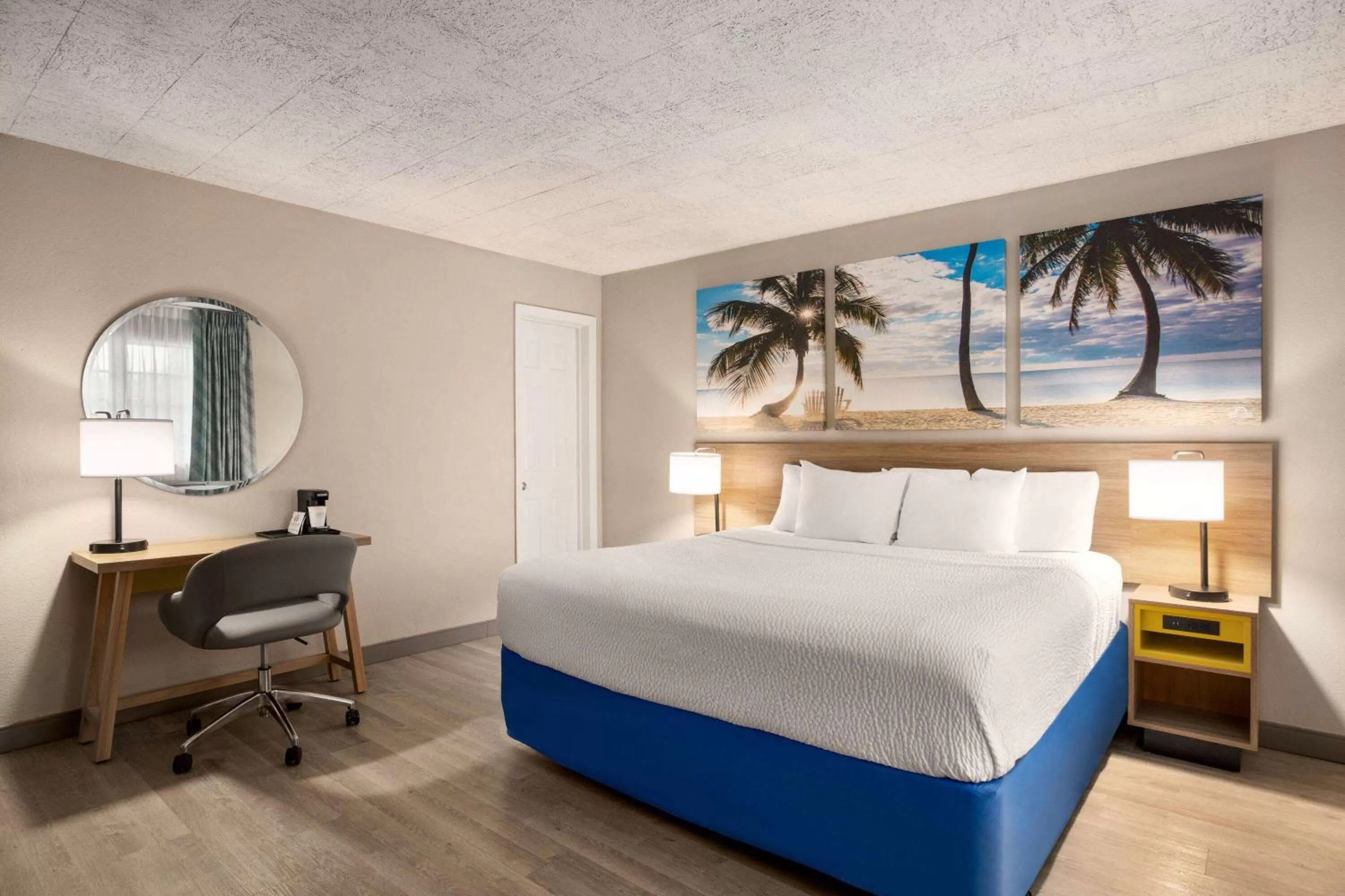 Photo of the whole room, Bed in Days Inn by Wyndham Miami Airport North