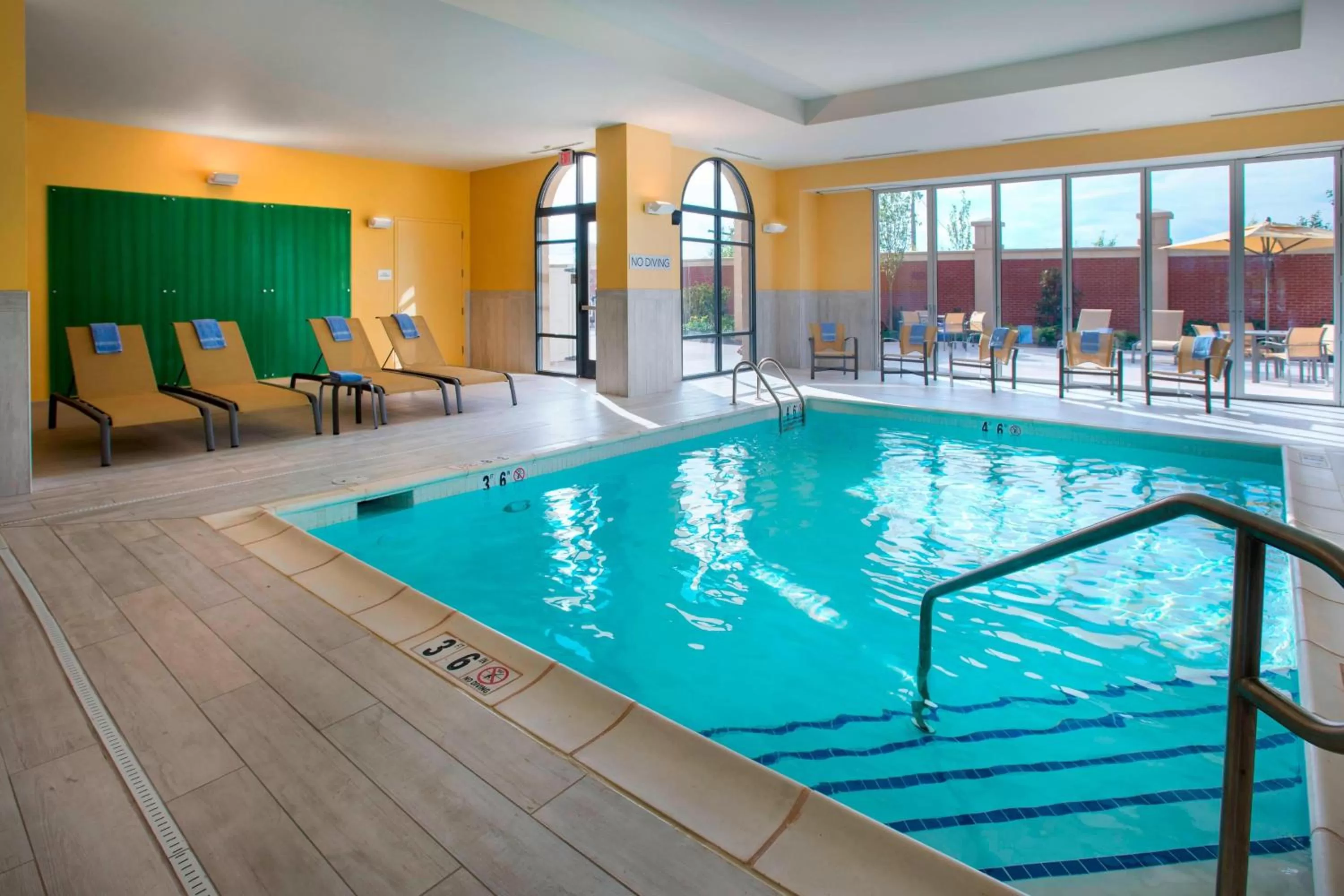 Swimming pool in Courtyard by Marriott Philadelphia Lansdale