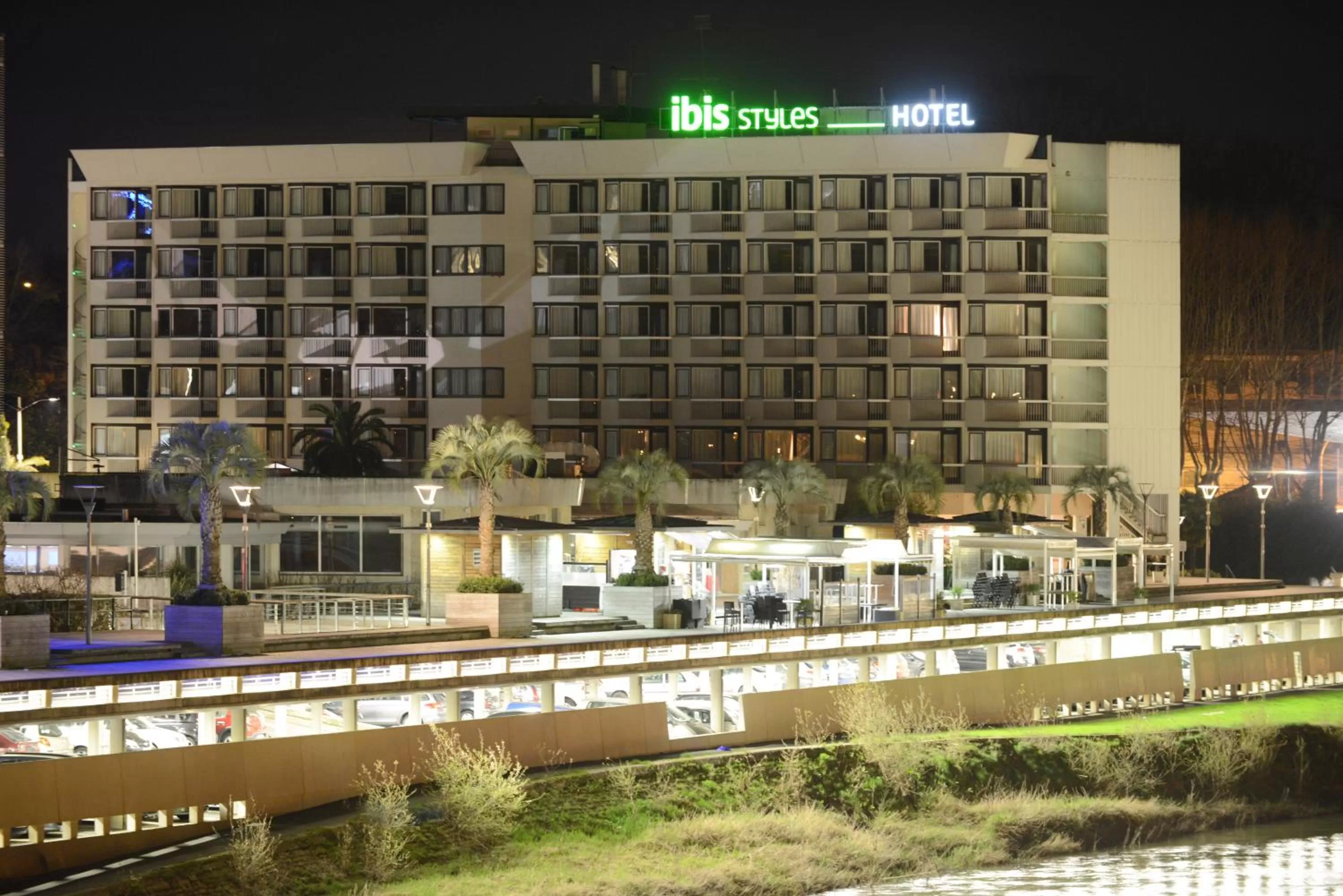 Property building in ibis styles Dax Centre