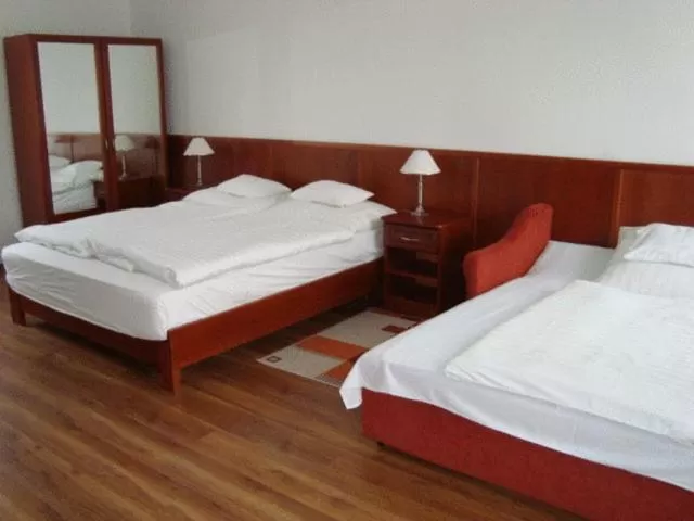 Bed in Szieszta Panzió