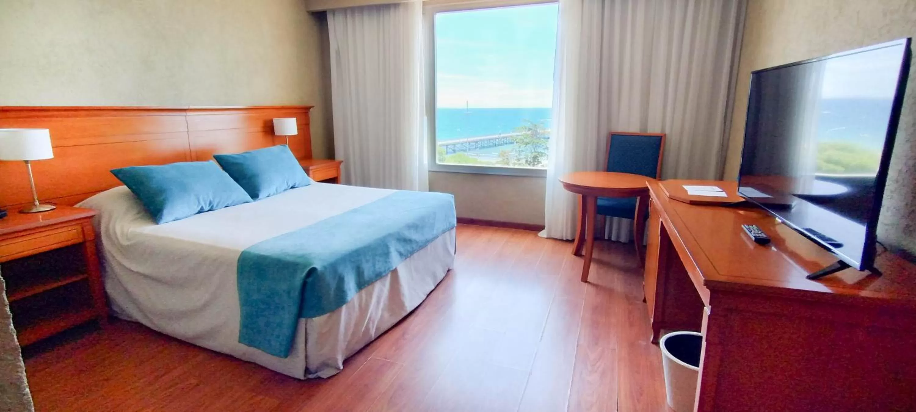 Bedroom, Bed in Yene hue